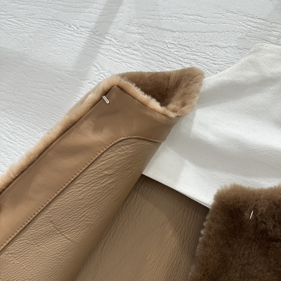 Totême Merino Shearling Coat - Round Neck, Relaxed Fit, Mid-Length 8 cmp i1759117229488 6434 0 7
