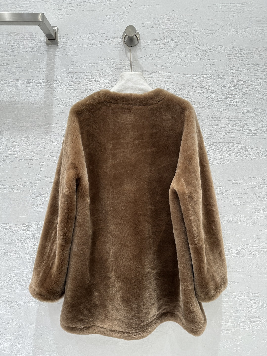 Totême Merino Shearling Coat - Round Neck, Relaxed Fit, Mid-Length 6 cmp i1759117229911 1229 0 5