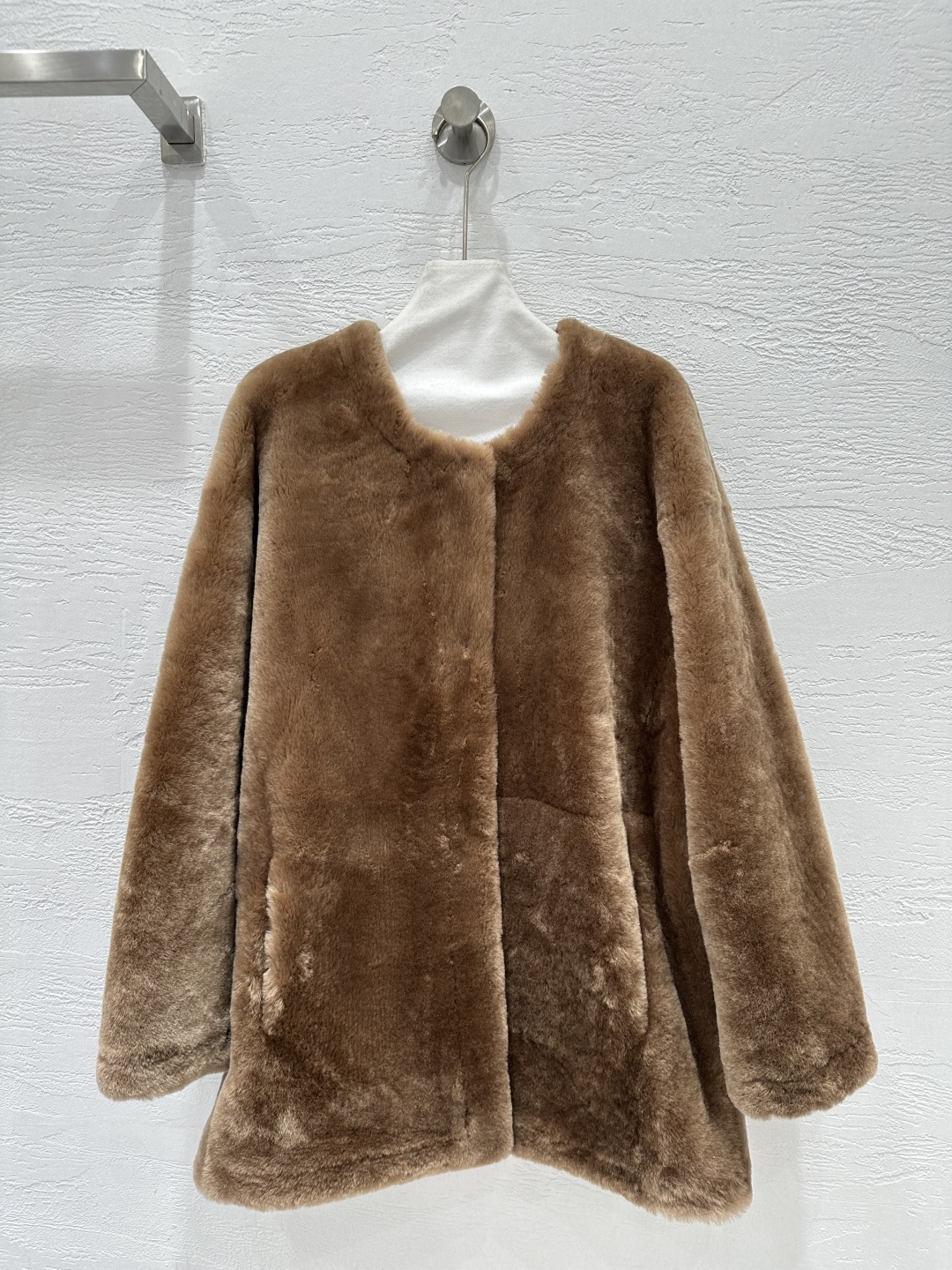 Totême Merino Shearling Coat - Round Neck, Relaxed Fit, Mid-Length 1 cmp i1759117229948 7181 0 0