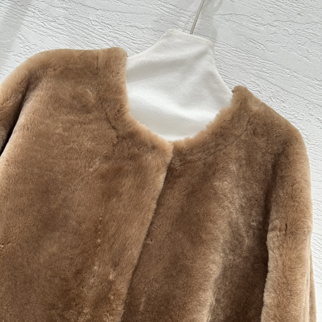 Totême Merino Shearling Coat - Round Neck, Relaxed Fit, Mid-Length 2 cmp i1759118161215 1191 0 1
