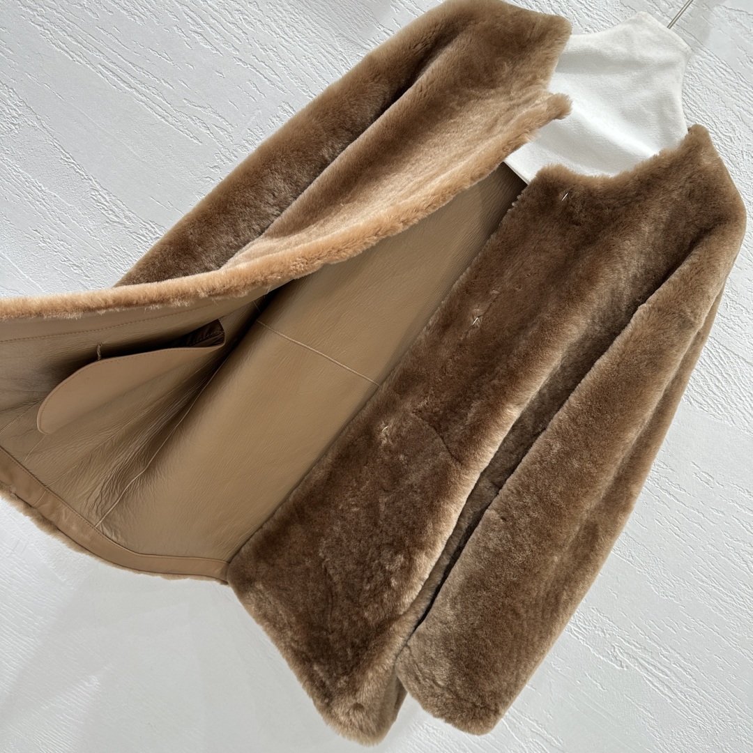 Totême Merino Shearling Coat - Round Neck, Relaxed Fit, Mid-Length 7 cmp i1759118161244 7524 0 6