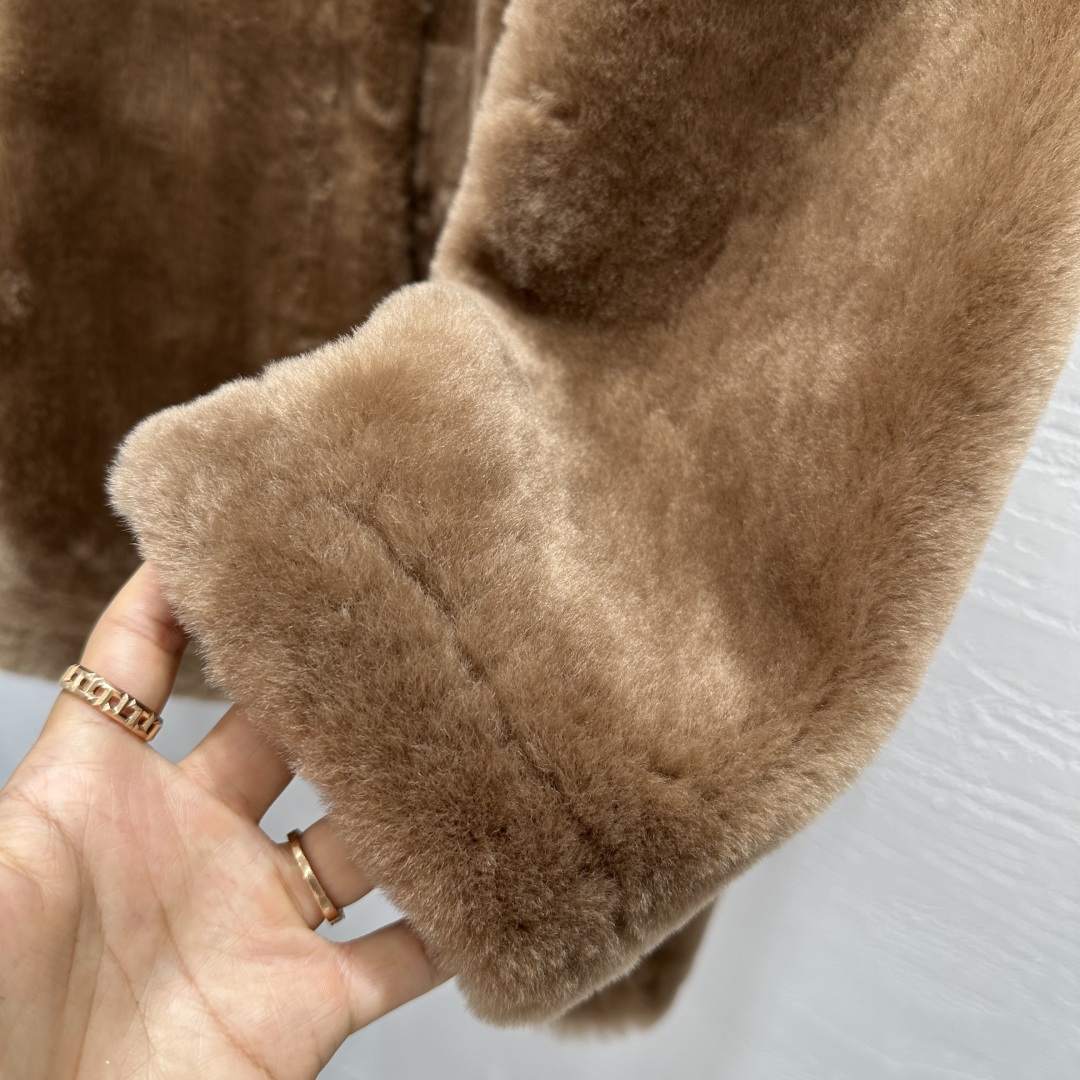 Totême Merino Shearling Coat - Round Neck, Relaxed Fit, Mid-Length 5 cmp i1759118161251 1847 0 4