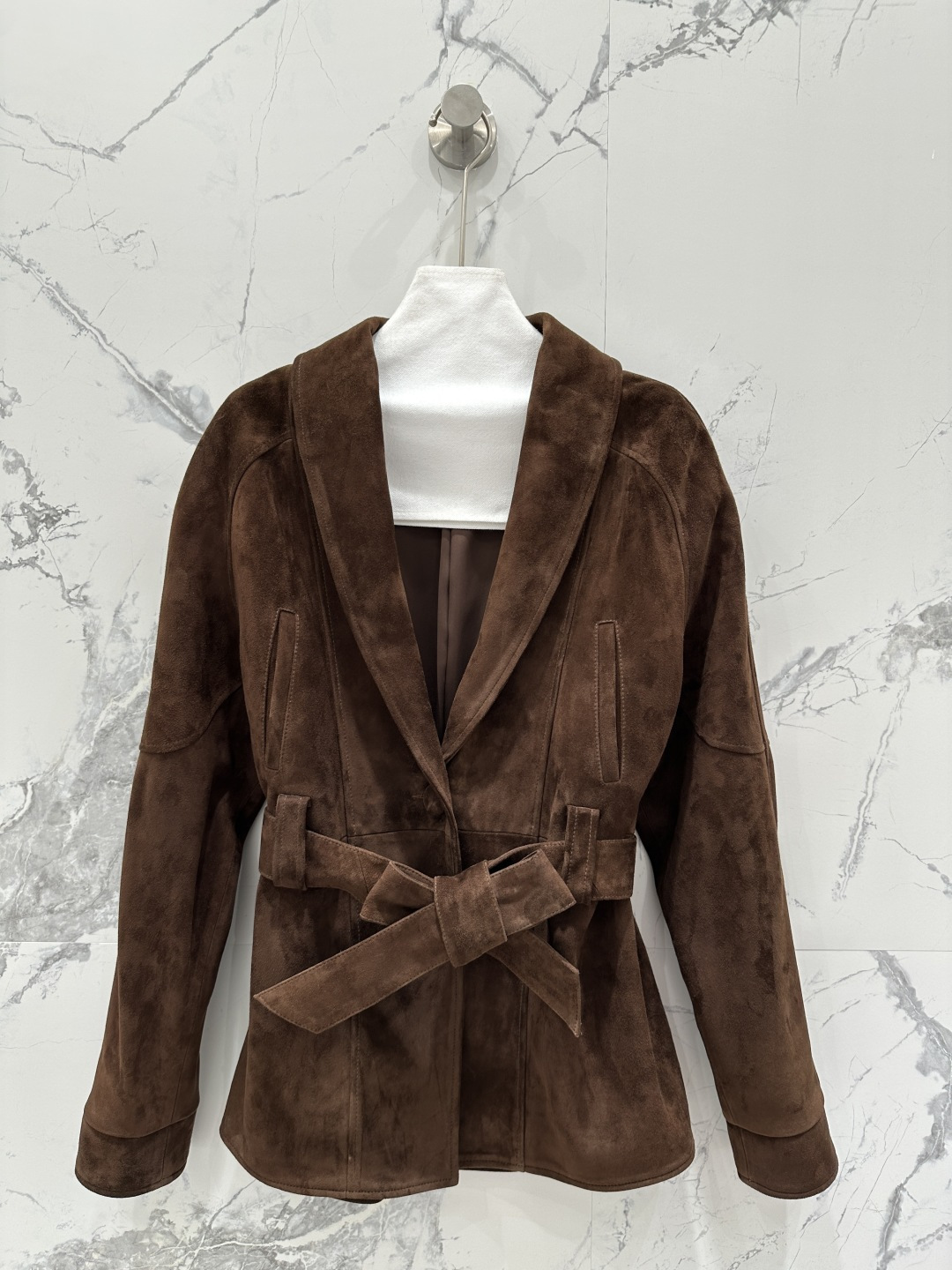 NO:661418,The exclusive first release of high-end original quality The R*m25 new autumn and winter products, minimalist wear and high-end suede suede suits!  Exclusively customized top-grade goatskin anti-suede technology!  The elegant lapels and waist-cinching H version are chic and high-end!  It can be handsome, fashionable, elegant and majestic. The original customized version with a belt is versatile and does not choose anyone's upper body. It is super perfect and the workmanship quality depends on the details!  Two colors S-XL M size bust 112, dropped shoulder sleeve length 73, dress length 73., women's clothing, business suit, sheepskin, chamois leather,  19860909独家首发高端原单品质The R*m25秋冬新品 极简主义穿搭高定麂皮绒面皮西装！独家定制顶级山羊皮反绒面工艺！气质翻领收腰H版型又飒又高级！可以帅气时髦优雅大气.原版定制版型系腰带百搭不挑人上身超正完美做工品质看细节！两色S-XL M码胸围112,落肩袖长73,衣长73.,女装,business suit,sheepskin,chamois leather, ,Women's clothing