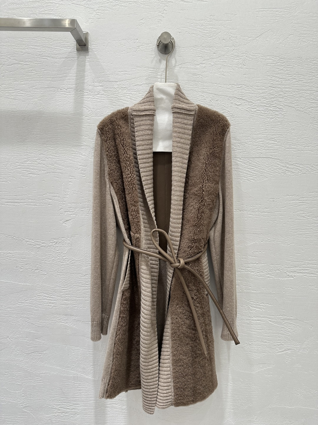 NO:661412,The exclusive first release of high-end quality Lo* Pian*25 new autumn and winter product, purple label fur one-piece fur jacket. Pure natural fur, spliced ​​cashmere knitted design with retro aesthetics create a fashionable girly style!  High-end luxury items are a must-have for white, rich and beautiful goddesses!  Customized H-shaped stand-up lapel design is elegant and unobtrusive. Elegant and casual, fashionable and high-end!  Luxurious and elegant upper body with glossy and smooth texture!  Perfect workmanship quality depends on the details!  One color SML M size bust 110, shoulder width 44, sleeve length 67, dress length 95., women's clothing, jackets & coats,  19860909独家首发高端品质Lo* Pian*25秋冬新品 紫标皮毛一体皮草外套.纯天然皮草,拼接羊绒针织设计复古美感打造时髦少女风！白富美女神必入高奢单品！定制H版型立翻领设计大气不挑人.优雅随性的时髦高级感！光泽幼滑质感上身奢华高贵！完美做工品质看细节！一色SML M码胸围110,肩宽44,袖长67,衣长95.,女装,jackets & coats, ,Women's clothing