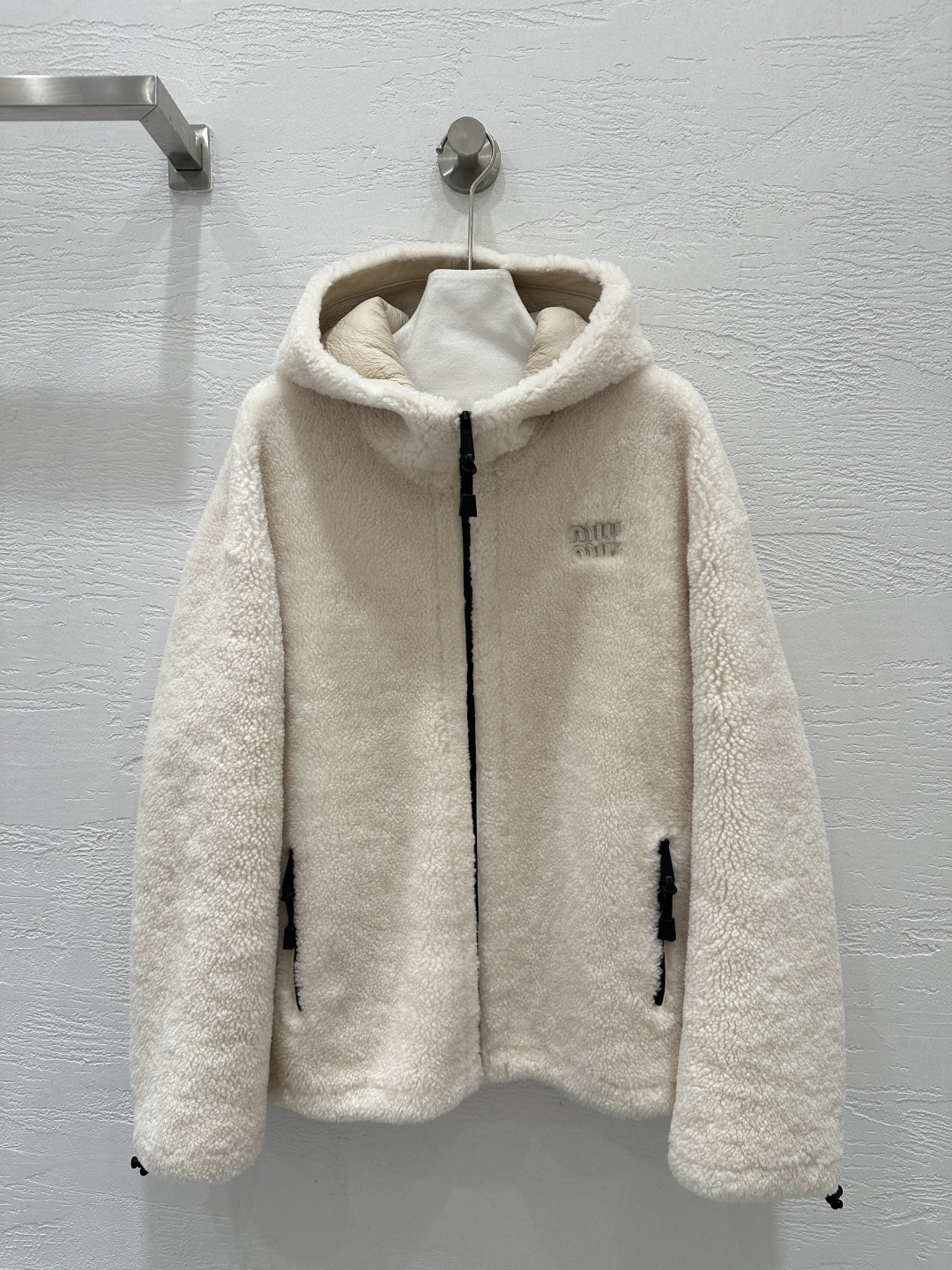 NO:661340,The exclusive first release of high-end original quality Miu*iu25 new autumn and winter imported merino grain fur one-piece mid-length jacket!  The natural grain hair feels dense and delicate!  Classic hooded design, double pockets, loose A-line shape, casually wrapped around the body for a lazy and handsome look, versatile and easy to wear!  The upper body has an age-reducing and casual girlish temperament. The fur side is facing the outer side and the leather side is facing in, perfect for verification of pure handicraft details!  Positioned leather embroidered letter logo, original customized hardware accessories are of incomparable quality!  The loose version keeps warm and refuses to be bloated. The real color is more beautiful. I love the perfect workmanship and look at the details. Three-color SML M size bust 120, dropped shoulder sleeve length 77, dress length 67., Miumiu-clothing, miumiu, jackets & coats, hats,  19860909独家首发高端原单品质Miu*iu25秋冬新品 进口美利奴颗粒皮毛一体中长款外套！天然颗粒毛感密实超细腻！经典连帽设计双口袋宽松A字版型上身随便一裹就很慵懒帅气的感觉,百搭不挑人！上身减龄休闲少女气质.毛面朝外皮面朝里完美纯手工艺细节验证！定位贴皮刺绣字母logo,原版定制五金配件质感无敌啦！宽松版的版型,保暖拒绝臃肿实物颜色更美 超级大爱完美做工品质看细节,三色SML M码胸围120,落肩袖长77,衣长67.,缪缪-服装,miumiu,jackets & coats,hats, ,Women's clothing