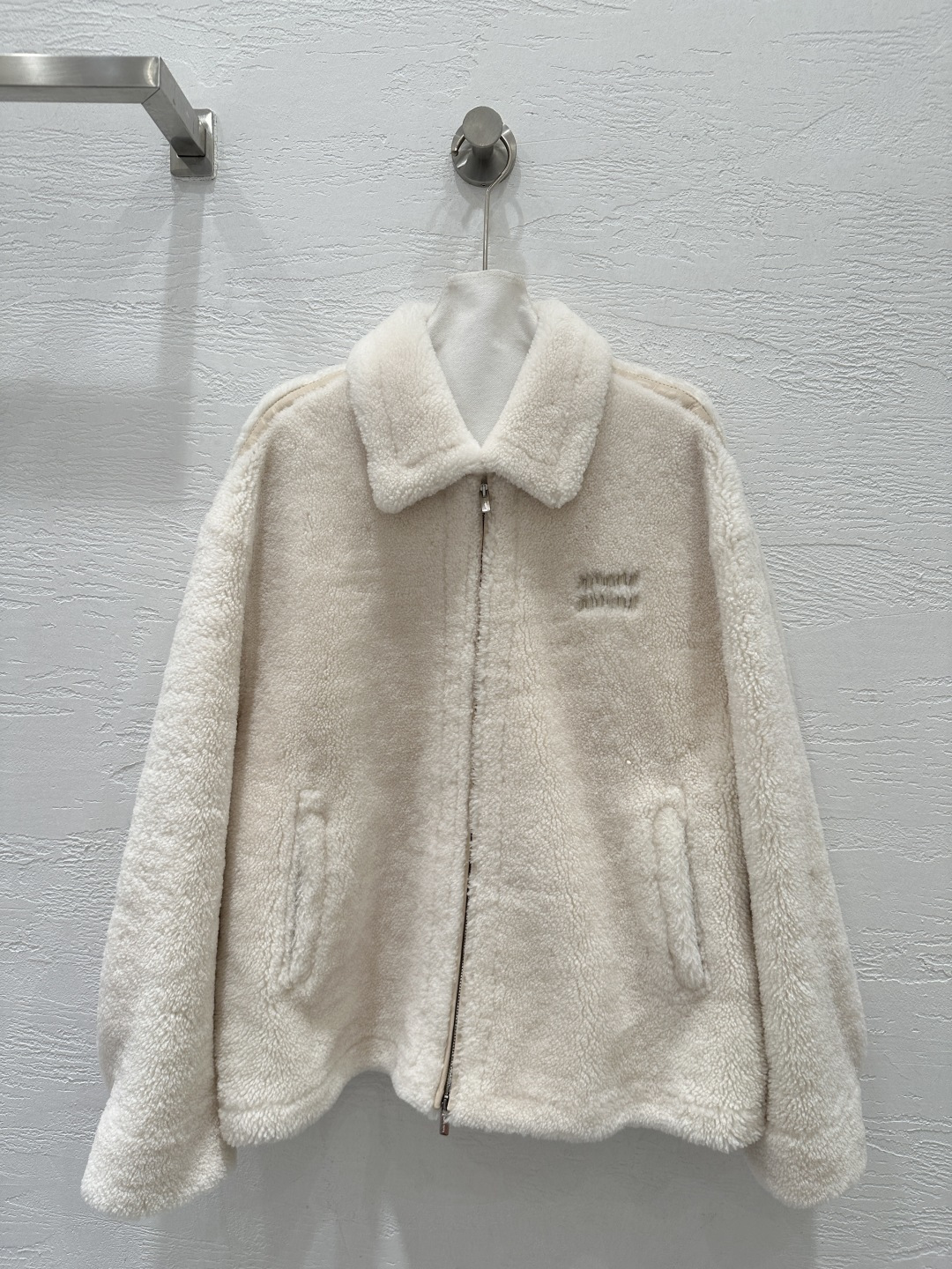 NO:661334,The exclusive first release of high-end original quality Miu*iu25 new autumn and winter imported merino grain fur one-piece mid-length jacket!  The natural grain hair feels dense and delicate!  The classic lapel design, double pockets, and loose A-line silhouette give the upper body a casual and cool look, making it versatile and effortless!  The upper body has an age-reducing and casual girlish temperament. The fur side is facing the outer side and the leather side is facing in, perfect for verification of pure handicraft details!  Positioned leather embroidered letter logo, original customized hardware accessories are of incomparable quality!  The loose version keeps warm and refuses to be bloated. The real color is more beautiful. I love the perfect workmanship and look at the details. Three-color SML M size bust 122, dropped shoulder sleeve length 74, dress length 65., Miu Miu-clothing, miumiu, jackets & coats,  19860909独家首发高端原单品质Miu*iu25秋冬新品 进口美利奴颗粒皮毛一体中长款外套！天然颗粒毛感密实超细腻！经典翻领设计双口袋宽松A字版型上身随便一裹就很慵懒帅气的感觉,百搭不挑人！上身减龄休闲少女气质.毛面朝外皮面朝里完美纯手工艺细节验证！定位贴皮刺绣字母logo,原版定制五金配件质感无敌啦！宽松版的版型,保暖拒绝臃肿实物颜色更美 超级大爱完美做工品质看细节,三色SML M码胸围122,落肩袖长74,衣长65.,缪缪-服装,miumiu,jackets & coats, ,Women's clothing