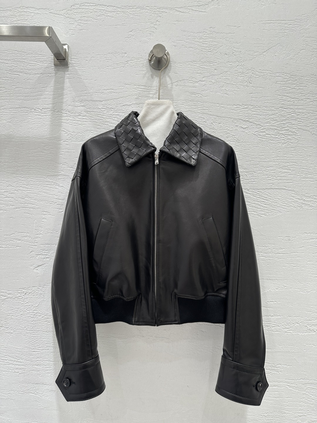 NO:661324,Exclusive first release of high-end original quality Bot*ega veneta25 early autumn new product, retro, modern and fashionable essential short leather jacket!  Braided lapel biker style jacket!  The imported lambskin craft leather feels oily, soft and delicate!  I love the retro American college style classic design!  The custom-made plaid lining stitching design has a cool and casual lazy style!  Perfect workmanship quality depends on the details!  Four colors from S to19860909独家首发高端原单品质Bot*ega veneta25早秋新品 复古摩登时髦精必备短款皮夹克外套！编织翻领机车风夹克外套！进口小羊皮工艺皮质肉感油润柔软又细腻！复古美式学院风经典设计超级大爱！定制格子里布拼接设计又A又飒随性的慵懒风！完美做工品质看细节！四色S-XL. M码胸围114,肩宽53,袖长55,衣长52.,葆蝶家-服装,bottega veneta,jackets & coats,jackets & coats,sheepskin, ,Women's clothing