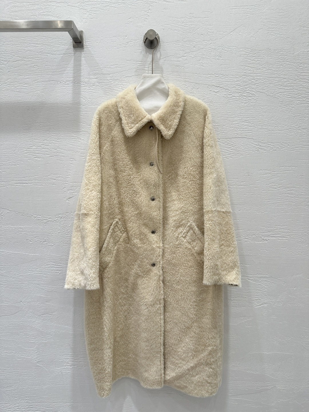 NO:661329,The exclusive first release of high-quality Lo*Piana25 new autumn and winter products, old money style imported Spanish purebred merino fur all-in-one coat!  The plush grainy texture feels super soft to the touch. The large pockets and classic lapel H version perfectly interpret the simple and elegant high-end fashion sense!  The long and long design makes the upper body elegant, sassy and handsome!  Thick fur, super warm, no bloat, super love, perfect workmanship, quality, look at the details!  Four-color SML M size, bust 134, dropped shoulder sleeve length 74, dress length 114., women's clothing,  19860909独家首发高端品质Lo*Piana25秋冬新品 老钱风穿搭进口西班牙纯种美丽奴皮毛一体大衣！毛绒绒的颗粒质感手感超柔.大口袋经典翻领H版型,完美演绎简约大气的高级时髦感！大长款设计上身气质优雅又飒又帅！厚实皮毛 超级保暖 拒绝臃肿超级大爱完美做工品质看细节！四色SML M码胸围134,落肩袖长74,衣长114.,女装, ,Women's clothing