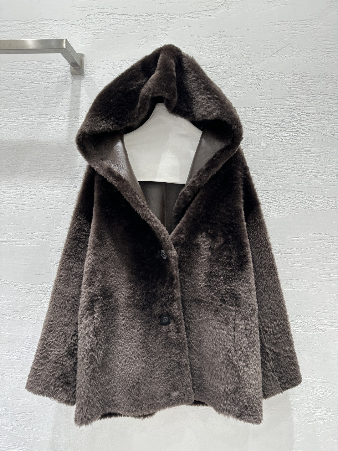 NO:661341,The exclusive first release of high-quality Maxm*ra25 new autumn and winter imported merino fur one-piece hooded coat!  The plush texture is delicate and feels super soft!  The elegant hooded H-length version, with cross-cross design on both sides, perfectly interprets the simple and elegant high-end fashion sense!  The fur side faces the outer side and the leather side faces in for perfect hemming. Verification of the details of the handmade genuine leather hemming process!  The upper body is elegant, sassy and handsome!  Thick fur, super warm, no bloat, super love, perfect workmanship, quality, look at the details!  Three-color SML M size bust 124, dropped shoulder sleeve length 73, dress length 74., Maxmara-Clothing, hats,  19860909独家首发高端品质Maxm*ra25秋冬新品 进口美利奴皮毛一体连帽大衣！毛绒绒的质感细腻手感超柔！气质连帽H长款版型,两面穿叉设计,完美演绎简约大气的高级时髦感！毛面朝外皮面朝里完美包边纯手工真皮包边工艺细节验证！上身气质优雅又飒又帅！厚实皮毛 超级保暖 拒绝臃肿超级大爱完美做工品质看细节！三色SML M码胸围124,落肩袖长73,衣长74.,麦丝玛拉-服装,hats, ,Women's clothing
