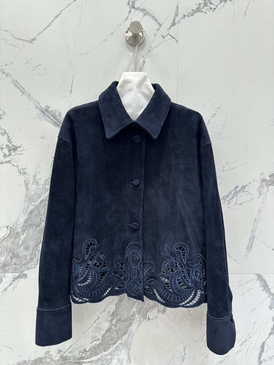 NO:661349,The exclusive first release of the original quality ES King of Lace with heavy craftsmanship and Swiss machine-woven embroidery suede and sheepskin shirt jacket!  Closed velvet lambskin lining!  The suede leather is awesome!  Imported suede lambskin!  A short design with a lazy temperament!  The H version doesn’t pick on your upper body and makes you look slimmer!  Hand-wrapped buttons, imported leather with delicate and wide natural texture. It feels high-end, casual and grand!  Perfect workmanship quality depends on the details. Three-color SML. Bust size S is 110, shoulder width 49, sleeve length 57, dress length 60., women's clothing, jackets & coats, shirts, sheepskin, chamois leather,  19860909独家首发原单品质ES蕾丝之王重工艺定位瑞士机缕空刺绣麂皮绒面羊皮衬衫外套！内里闭绒工艺小羊皮！绒面皮质超赞！进口麂皮小羊皮！气质慵懒的小短款设计！H版型不挑人上身超显瘦！手工包扣,进口皮质自然纹理细腻挺阔.高级感随性又大气！完美做工品质看细节.三色SML. S码胸围110,肩宽49,袖长57,衣长60.,女装,jackets & coats,shirts,sheepskin,chamois leather, ,Women's clothing