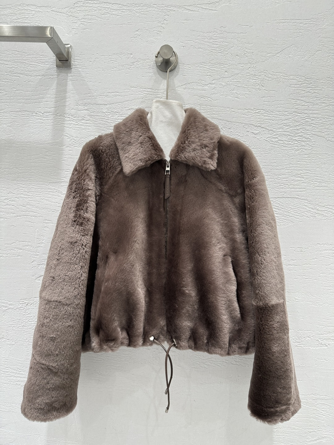 NO:660643,The exclusive first release of high-end original quality Lo*we25 new autumn and winter products, retro, modern, fashionable and beautiful women's fur all-in-one jackets!  Overzise hem leather drawstring design!  The three-dimensional tailoring looks like a simple version but super heavy work!  The fur side faces the outer side and the leather side faces in for perfect hemming. Verification of the details of the handmade genuine leather hemming process!  Retro American classic, super favorite!  A casual and casual style, original hardware accessories!  Perfect workmanship quality depends on the details!  One color SML S size bust 124, dropped shoulder sleeve length 73, dress length 50., Loewe-clothing,loewe,jackets & coats,jackets & coats, 19860909独家首发高端原单品质Lo*we25秋冬新品 复古摩登时髦美丽女皮毛一体夹克外套！overzise下摆皮条抽绳设计！立体剪裁看似简单版型超重工！毛面朝外皮面朝里完美包边纯手工真皮包边工艺细节验证！复古美式经典超级大爱！又A又飒随性的慵懒风,原版五金配件！完美做工品质看细节！一色SML S码胸围124,落肩袖长73,衣长50.,罗意威-服装,loewe,jackets & coats,jackets & coats, ,Women's clothing