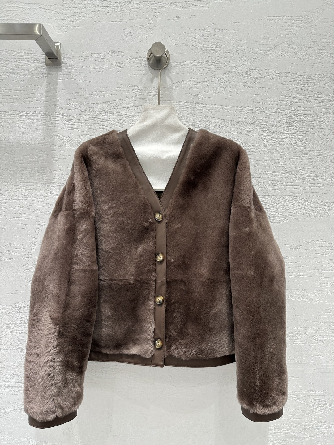 NO:660641,The exclusive first release of high-end original quality Lo*we25 new autumn and winter imported merino fur all-in-one small jacket!  Natural wool feels dense and delicate!  Temperament, small V-neck, short style, upper body, age-reducing, casual girly temperament, versatile and not picky!  The fur side faces the outer skin and the leather side faces in, perfect for verification of pure handicraft details!  Minimalist style is high-end and fashionable!  Keep warm, refuse to be bloated, love the perfect workmanship and look at the details!  One color SML S size bust 110, dropped shoulder sleeve length 78, dress length 57., Loewe-clothing, loewe, jackets & coats,  19860909独家首发高端原单品质Lo*we25秋冬新品 进口美丽奴皮毛一体小外套！天然羊毛感密实超细腻！气质小V领小短款,版型上身减龄休闲少女气质百搭不挑人！毛面朝外皮面朝里完美纯手工艺细节验证！极简风高级又时髦！保暖拒绝臃肿超级大爱完美做工品质看细节！一色SML S码胸围110,落肩袖长78,衣长57.,罗意威-服装,loewe,jackets & coats, ,Women's clothing