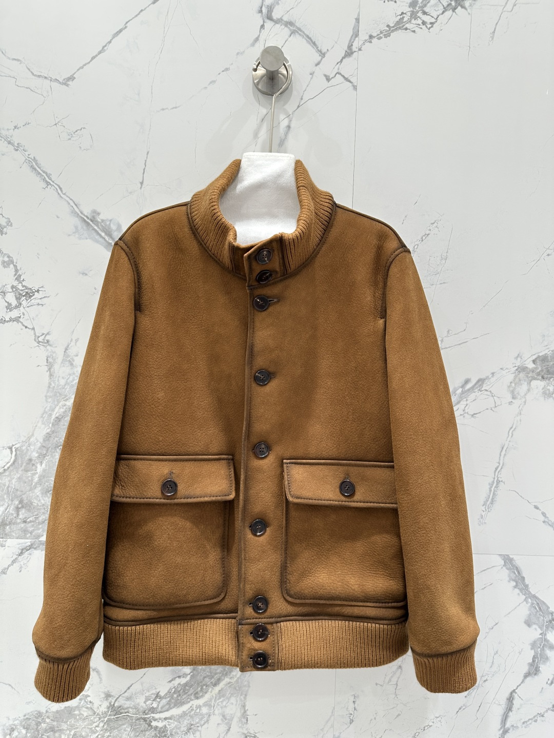 NO:660628,The exclusive first release of high-end original quality Ralph.L25 new autumn and winter products, old money style wear, exclusive custom-made buckskin velvet and merino fur all in one!  Couple model for men and women, exclusive custom suede surface craftsmanship, retro color rubbing, imported Merino grain fur all in one!  The hair is full, thick and grainy!  It feels delicate and soft, and the upper body is super warm. The original customized jacket style is simple and elegant!  The classic jacket is versatile and easy to wear!  Customized color matching wool threads highlight the sense of luxury ~ Stand-up collar design keeps warm without being bulky. Original customized hardware accessories, perfect workmanship and quality depends on the details!  Two colors S-XL M size bust 106, shoulder width 42, sleeve length 61, dress length 64., women's clothing, loro piana, jackets & coats, chamois leather,  19860909独家首发高端原单品质拉夫劳*Ralph.L25秋冬新品 老钱风穿搭独家定制鹿皮绒美丽奴皮毛一体！男女同款情侣款 独家定制麂皮绒面工艺,复古擦色进口美丽奴颗粒皮毛一体！毛质饱满厚实,颗粒感满满！手感细腻软糯,上身超级保暖 原版定制夹克版型,简单大气！经典夹克版型百搭不挑人！定制配色羊毛螺纹彰显高级感～立领设计保暖不臃肿.原版定制五金配件,完美做工品质看细节！两色S-XL M码胸围106,肩宽42,袖长61,衣长64.,女装,loro piana,jackets & coats,chamois leather, ,Women's clothing