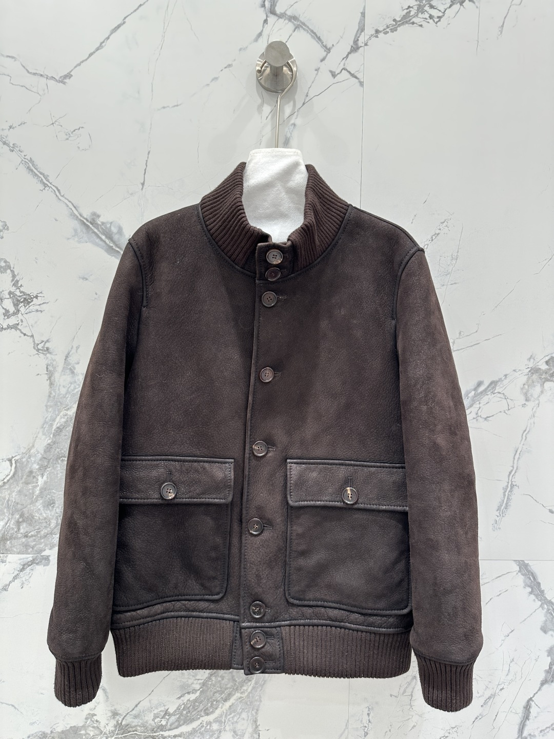 NO:677195,The exclusive first release of high-end original quality Ralph.L25 new autumn and winter products, old money style wear, exclusive custom-made buckskin velvet and merino fur all in one!  Couple model for men and women, exclusive custom suede surface craftsmanship, retro color rubbing, imported Merino grain fur all in one!  The hair is full, thick and grainy!  It feels delicate and soft, and the upper body is super warm. The original customized jacket style is simple and elegant!  The classic jacket is versatile and easy to wear!  Customized color matching wool threads highlight the sense of luxury ~ Stand-up collar design keeps warm without being bulky. Original customized hardware accessories, perfect workmanship and quality depends on the details!  Two colors S-XL. M size bust 106, shoulder width 42, sleeve length 61, dress length 64., women's clothing, loro piana, jackets & coats, chamois leather,19860909独家首发高端原单品质拉夫劳*Ralph.L25秋冬新品 老钱风穿搭独家定制鹿皮绒美丽奴皮毛一体！男女同款情侣款 独家定制麂皮绒面工艺,复古擦色进口美丽奴颗粒皮毛一体！毛质饱满厚实,颗粒感满满！手感细腻软糯,上身超级保暖 原版定制夹克版型,简单大气！经典夹克版型百搭不挑人！定制配色羊毛螺纹彰显高级感～立领设计保暖不臃肿.原版定制五金配件,完美做工品质看细节！两色S-XL. M码胸围106,肩宽42,袖长61,衣长64.,女装,loro piana,jackets & coats,chamois leather,,Women's clothing