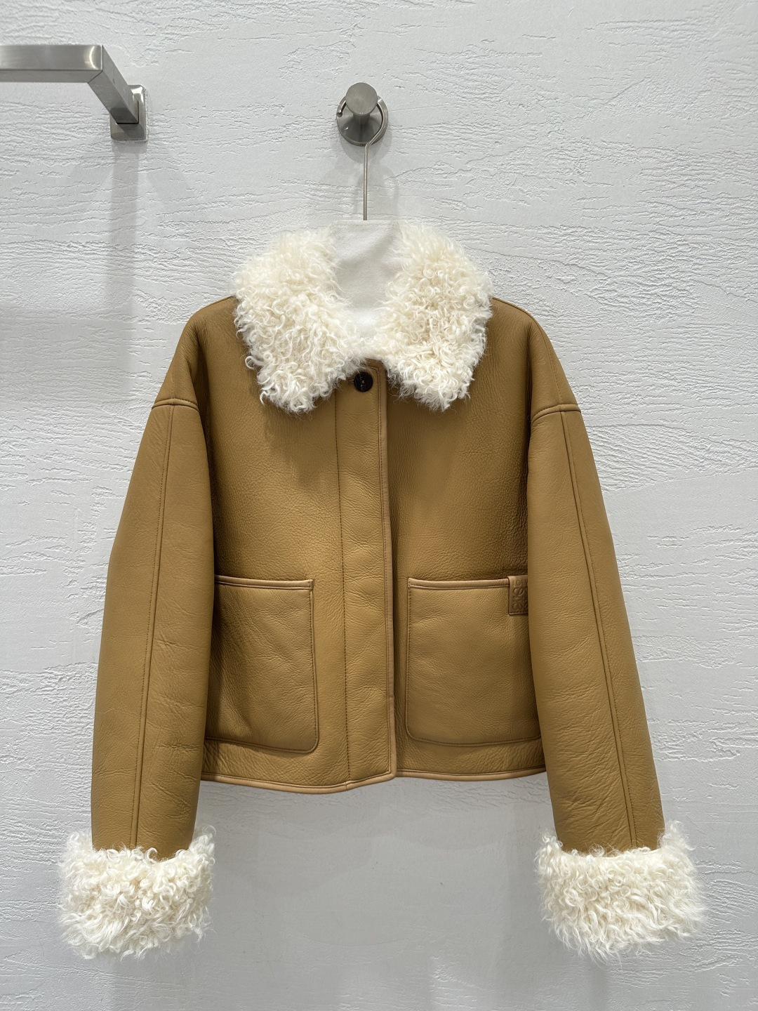 NO:660621,The exclusive first release of high-end original quality Loew* Yang Mi’s same imported Alpine lamb fur all-in-one jacket!  The natural grain hair feels dense and delicate!  Contrasting colors, natural curly hair, collared collar, and splicing design, short H-shaped upper body, age-reducing, casual girlish temperament, versatile and not picky!  The fur side faces the outer skin and the leather side faces in, perfect for verification of pure handicraft details!  Minimalist style is high-end and fashionable!  Warmth, no bloat, super love. Perfect workmanship quality depends on the details!  Two-color SML1580 M size, bust 106, shoulder width 54, sleeve length 55, dress length 53., Loewe-clothing, loewe, loewe, jackets & coats,  19860909独家首发高端原单品质Loew* 杨幂同款进口阿尔卑斯小羊羔皮毛一体小外套！天然颗粒毛感密实超细腻！撞色天然卷毛翻领袖口拼接设计小短款H版型上身减龄休闲少女气质百搭不挑人！毛面朝外皮面朝里完美纯手工艺细节验证！极简风高级又时髦！保暖拒绝臃肿超级大爱 完美做工品质看细节！两色SML1580 M码胸围106,肩宽54,袖长55,衣长53.,罗意威-服装,loewe,loewe,jackets & coats, ,Women's clothing