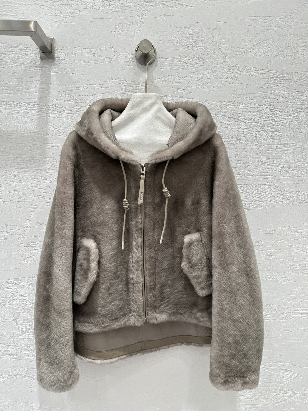 NO:660602,The exclusive first release of high-quality Lo*we25 new autumn and winter product Merino two-color wool fur one-piece jacket!  Natural dense hair feels super fine!  Temperamental hooded zipper jacket!  The classic version is versatile and effortless!  The fur side faces the outer skin and the leather side faces in, perfect for verification of pure handicraft details!  Customized warmth and no bloat, super love the perfect workmanship and quality, look at the details!  Three-color SML M size bust 106, shoulder width 40, sleeve length 61, dress length 62., Loewe-clothing, loewe, jackets & coats, jackets & coats, hats,  19860909独家首发高端品质Lo*we25秋冬新品 美丽奴双色羊毛皮毛一体外套！天然密实毛感超细腻！气质连帽拉链夹克！经典版型上身百搭不挑人！毛面朝外皮面朝里完美纯手工艺细节验证！定制保暖拒绝臃肿,超级大爱完美做工品质看细节！三色SML M码胸围106,肩宽40,袖长61,衣长62.,罗意威-服装,loewe,jackets & coats,jackets & coats,hats, ,Women's clothing