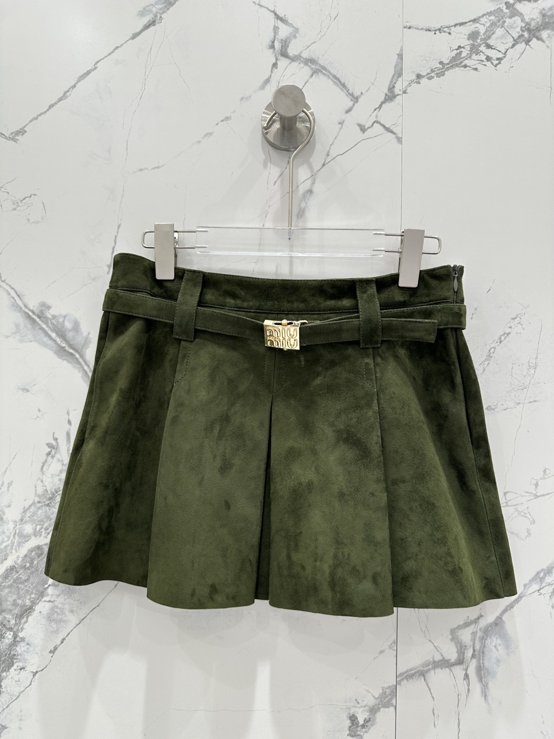 NO:660618,Exclusive first release of high-end original quality Mium*u26 early spring new product. Exclusive custom-made suede suede craft intellectual retro color suede ultra-short pleated skirt!  Comes with metal buckle belt!  The age-reducing college-style girly-style pressed pleated skirt design makes you look slimmer!  Imported suede lambskin, a sweet and cool must-have item in a fashionable girl's wardrobe. Perfect workmanship and quality depends on the details!  One color S-XL M size waist 72, hip 86, skirt length 32., Miu Miu-clothing, miumiu, skirts, sheepskin, chamois leather,  19860909独家首发 高端原单品质Mium*u26早春新品 独家定制麂皮绒面工艺知识分子复古色系麂皮绒超短压褶半裙！配送金属扣腰带！减龄学院风少女风气质压褶裙摆设计版型巨显瘦！进口麂皮绒小羊皮,甜酷的时髦少女衣橱必备气质单品.完美做工品质看细节！一色S-XL M码腰围72,臀围86,裙长32.,缪缪-服装,miumiu,skirts,sheepskin,chamois leather, ,Women's clothing