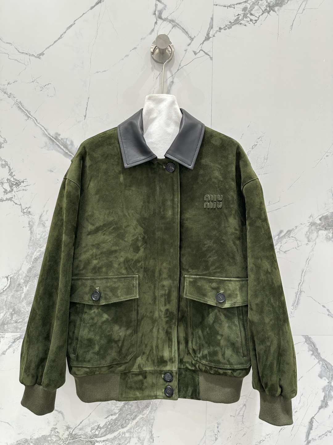 NO:660620,The exclusive first release of high-end original quality Mium*u26 early spring new products. Exclusively customized suede suede craftsmanship and retro color suede lapel work jackets and leather jackets!  Customized vintage green sheepskin leather collar!  Sweet girl’s age-reducing girlish style workwear pocket design!  The classic loose fit is versatile and slimming!  Imported suede lambskin, positioning embroidered letter logo, a sweet and cool must-have item for fashionable girl's wardrobe. For perfect workmanship, the quality depends on the details!  One color S-XL M size bust 110, shoulder width 52, sleeve length 56, clothing length 64.,Miumiu-clothing,miumiu,jackets & coats,jackets & coats,leather jacket,sheepskin,chamois leather, 19860909独家首发高端原单品质Mium*u26早春新品 独家定制麂皮绒面工艺复古色系麂皮绒翻领工装夹克皮衣外套！定制复古绿羊皮拼皮领子！甜妹减龄少女风气质工装口袋设计！经典宽松版型百搭又显瘦！进口麂皮绒小羊皮,定位贴皮刺绣字母logo,甜酷的时髦少女衣橱必备气质单品.完美做工品质看细节！一色S-XL M码胸围110,肩宽52,袖长56,衣长64.,缪缪-服装,miumiu,jackets & coats,jackets & coats,leather jacket,sheepskin,chamois leather, ,Women's clothing