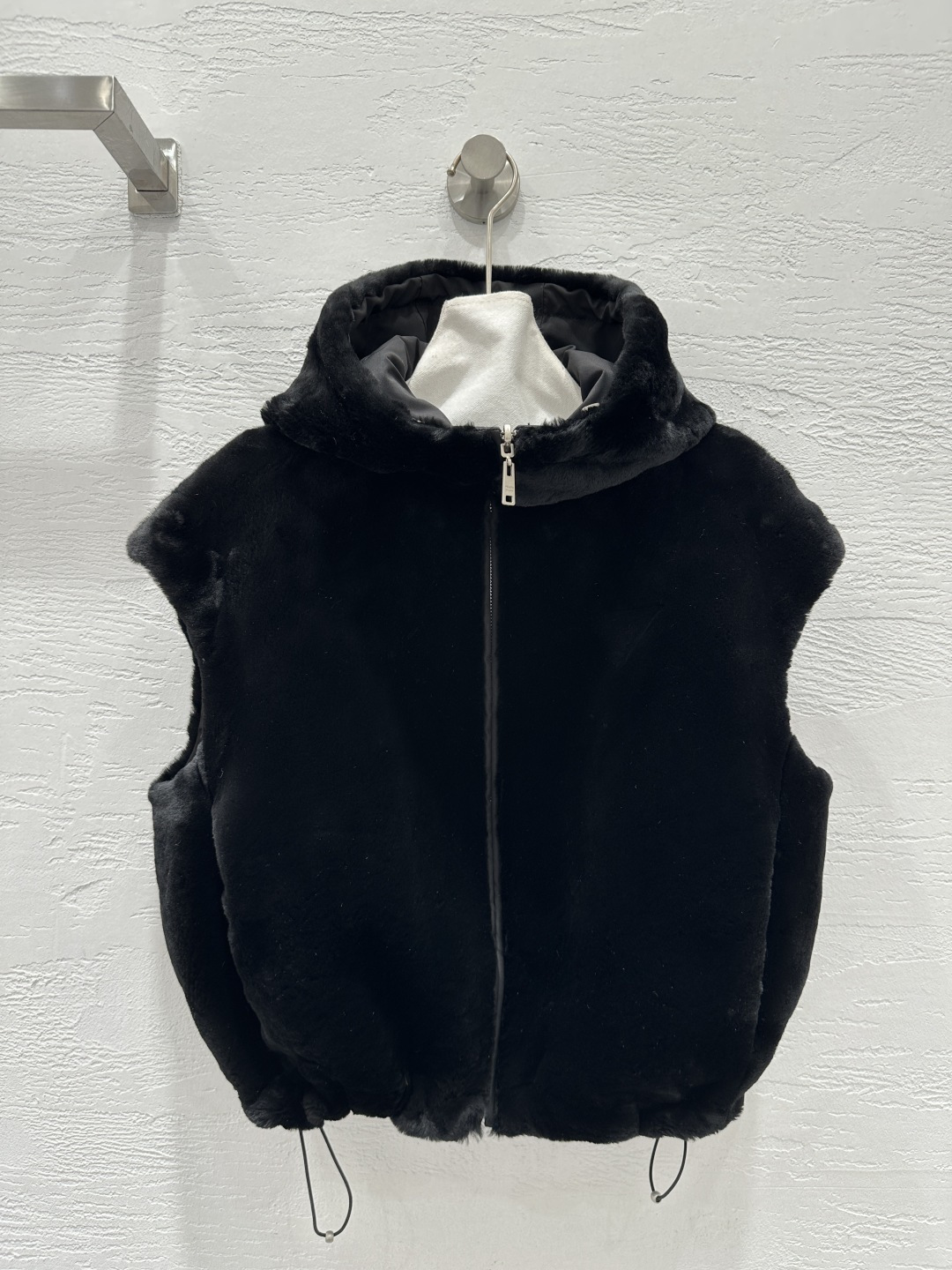 NO:639090,The exclusive first release of high-end original quality PR*DA25 new autumn and winter products. Highly intelligent and wearable Montone limited series purely handmade fur one-piece reversible vest jacket!  The original custom-made imported merino wool fur has a plush texture that is amazing!  Reversible recycled nylon fabric is very roomy and stylish!  Classic drop-shoulder hooded zipper design, customized hardware zipper accessories, and adjustable drawstring at the hem. It’s an outfit that can be both sweet and salty, elegant and sassy for a young lady with age-reducing temperament!  The hand-positioned velvet triangle mark on the back is low-key and luxurious, and the flattering fit is versatile and fashionable. The upper body looks slim and tall!  Perfect workmanship quality depends on the details!  Two-color SML M size: bust 112, length 52., Prada-clothing, prada, jackets & coats, hats, alexander wang19860909独家首发高端原单品质PR*DA25秋冬新品 高智感穿搭Montone限定系列纯手工制作皮毛一体双面可穿马甲外套！原版定制进口美利奴羊毛皮毛一体毛绒绒的质感超赞！两面可穿再生尼龙面料挺阔有型！经典落肩连帽拉链设计,定制五金拉链配件,下摆抽绳可调节.可甜可盐又A又飒的减龄气质名媛少女穿搭！后背纯手工定位剪绒三角标低调奢华,不挑人版型百搭时髦上身显瘦又高挑！完美做工品质看细节！两色SML M码: 胸围112,衣长52.,普拉达-服装,prada,jackets & coats,hats,alexander wang,Women's clothing