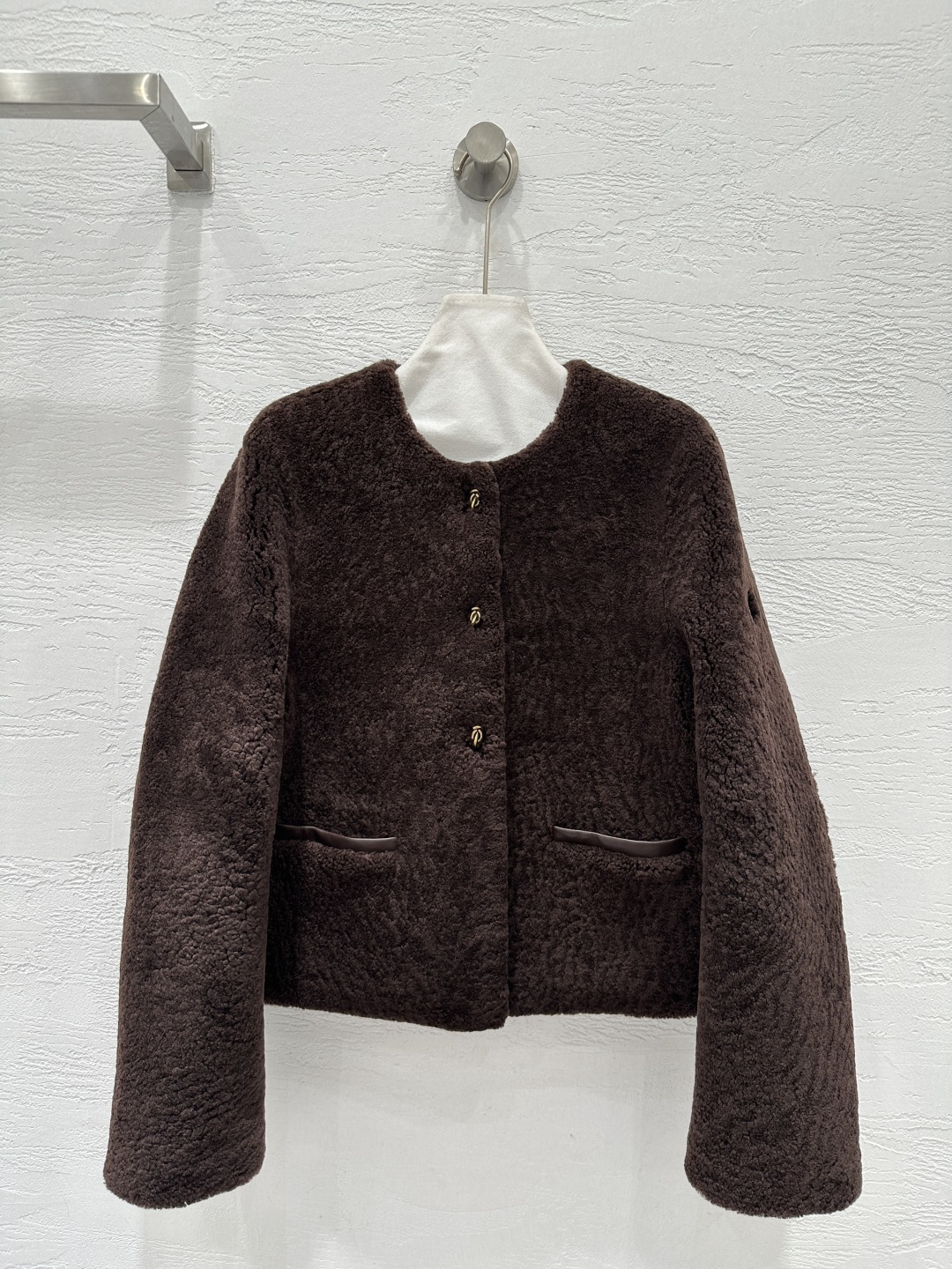 NO:639079,The exclusive first release of original quality Moncl*r 25 autumn and winter new merino fur one-piece jacket!  The down jacket with back splicing is made of national standard imported 90 white duck down, light and comfortable, with built-in heating and warmth functions!  Imported soft and waxy thick feel!  The classic round neck H version is not flattering on the upper body and looks slimming!  Versatility and fashionable, age-reducing girlish style can be mastered!  Original hardware accessories!  Perfect workmanship quality depends on the details!  Two-color SML M size, bust 106, shoulder width 41, sleeve length 62, dress length 57., hooded-clothing, Moncler, jackets & coats, down jacket, alexander wang19860909独家首发原单品质Moncl*r蒙口25秋冬新品 美丽奴皮毛一体外套！后背拼接羽绒服国标进口90白鸭绒轻盈舒适自带发热保暖功能！进口软软糯糯的厚实手感！经典圆领H版型不挑人上身超显瘦！百搭时髦减龄少女风妥妥驾驭！原版五金配件！完美做工品质看细节！两色SML M码胸围106,肩宽41,袖长62,衣长57.,蒙口-服装,Moncler,jackets & coats,down jacket,alexander wang,Women's clothing