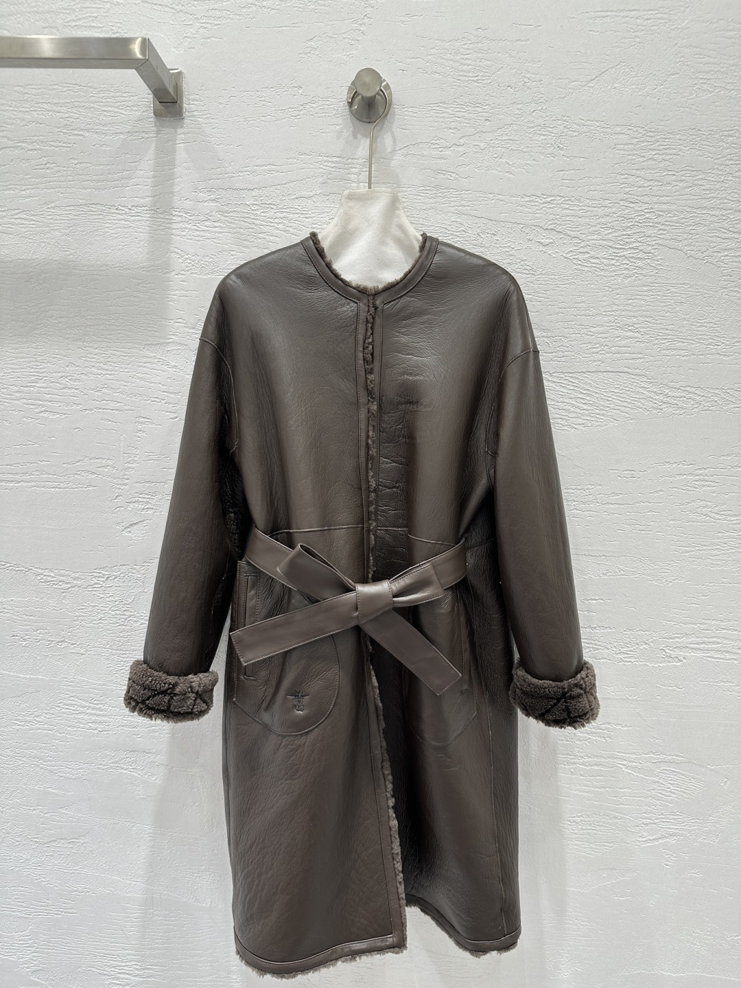 NO:677294,The exclusive first release of the high-quality Dio*25 new autumn and winter product, the Princess Diana cannage pattern fur all-in-one mid-length fur coat!  Original customization!  Classic round neck reversible design, new cutting technology, low-key luxury!  The classic casual belt design is handsome, elegant and refined, perfectly interpreting the modern and high-end temperament goddess. The exquisite little bee embroidery has perfect workmanship and quality. Look at the details!  Three colors SML. M size bust 110, dropped shoulder sleeve length 73, dress length 94., Dior-clothing, dior, dior, jackets & coats,19860909独家首发高端品质Dio*25秋冬新品 戴妃藤格纹皮毛一体中长款皮草外套！原版定制！经典圆领两面穿设计,剪花新工艺剪裁低调的奢华感！经典的休闲版型系腰带设计帅气优雅又精致,完美演绎摩登高级的气质女神.精致小蜜蜂刺绣完美做工品质看细节！三色SML. M码胸围110,落肩袖长73,衣长94.,迪奥-服装,dior,dior,jackets & coats,,Women's clothing