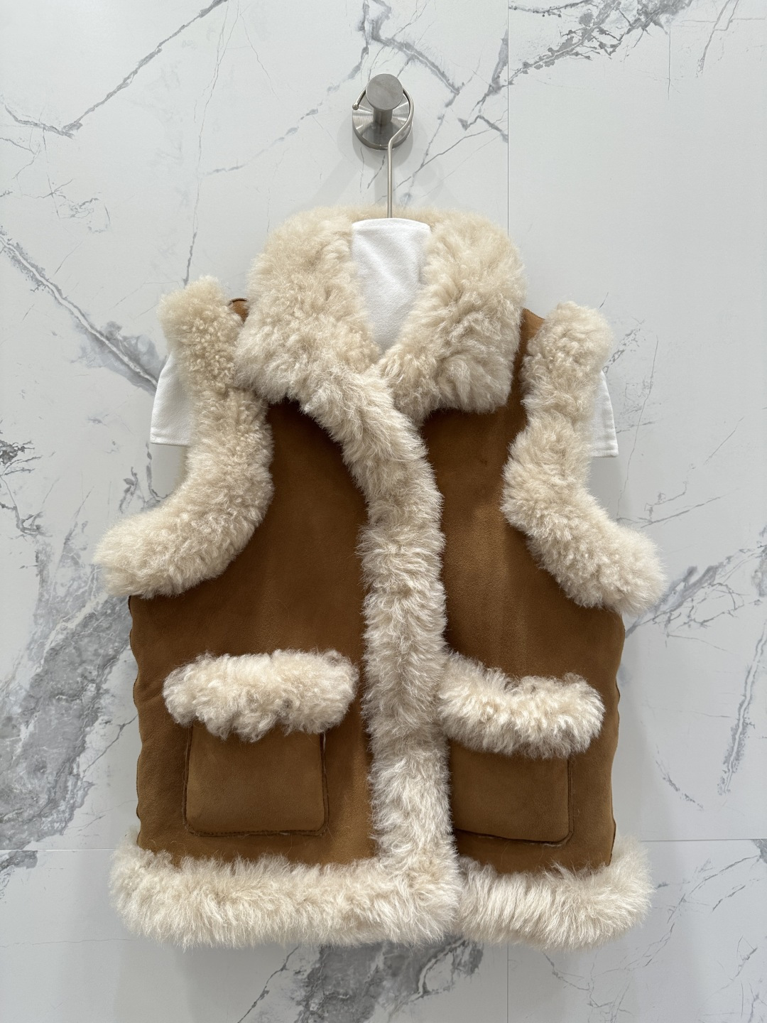 NO:689241,The exclusive first release of high-end original quality Isabel25 new autumn and winter product suede imported fur one-piece vest jacket!  Exclusive customized suede surface craftsmanship!  The classic customized H-shaped upper body is luxurious and elegant. It is versatile, fashionable and handsome, and the upper body can be matched with any style!  Flat leather board with perfect pure handicraft details verified!  The stand-up lapel design is high-end and fashionable!  The delicate hair texture creates a gentle and elegant sense of luxury!  Keep warm and refuse to be bulky. Perfect workmanship quality depends on the details. One color SML. S size bust 94, length 53., Miu Miu-clothing, jackets & coats, chamois leather,19860909独家首发高端原单品质Isabel25秋冬新品 麂皮绒进口皮毛一体马甲外套！独家定制麂皮绒面工艺！经典定制H版型上身奢华大气.百搭时髦又帅气上身可甜可盐风格百搭！平整皮板完美纯手工艺细节验证！立翻领设计高级又时尚！细腻毛质感打造温柔大方的高级感！保暖拒绝臃肿完美做工品质看细节.一色SML. S码胸围94,衣长53.,缪缪-服装,jackets & coats,chamois leather,,Women's clothing