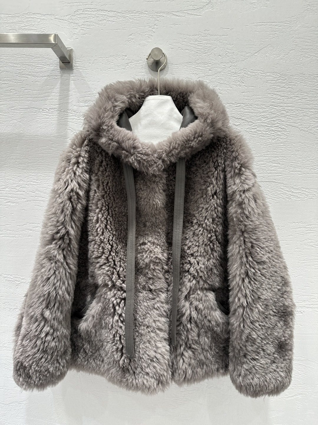 NO:677267,The exclusive first release of high-end original quality Lo*we25 new autumn and winter imported Tuscan fur one-piece fur jacket!  Natural hair feels dense and fine!  The hooded design has double pockets and a loose A-line shape that wraps around the upper body casually, giving it a lazy and handsome look. It is versatile and easy to wear!  The upper body has an age-reducing and casual girlish look. The minimalist style is advanced and fashionable!  The fur side faces the outer skin and the leather side faces in, perfect for verification of pure handicraft details!  The dyeing process is exquisite!  The texture is unbeatable!  The loose version keeps warm and avoids bloat. The actual color is more beautiful. I love the perfect workmanship and the quality. Look at the det19860909独家首发高端原单品质Lo*we25秋冬新品 进口托斯卡纳皮毛一体皮草外套！天然毛感密实超细腻！连帽设计双口袋宽松A字版型上身随便一裹就很慵懒帅气的感觉,百搭不挑人！上身减龄休闲少女气质.极简风高级又时髦！毛面朝外皮面朝里完美纯手工艺细节验证！染色工艺技术精湛！质感无敌啦！宽松版的版型,保暖拒绝臃肿实物颜色更美 超级大爱完美做工品质看细节！一色SML. M码胸围120,落肩袖长73,衣长76.,罗意威-服装,loewe,jackets & coats,hats,,Women's clothing