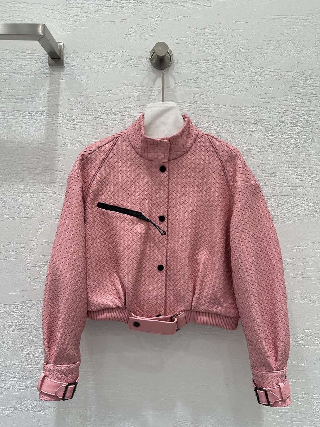 NO:892045,Highly recommended original quality Bot*ega veneta26 early spring new product, the same heavy craftsmanship handmade motorcycle jacket style woven jacket for European and American stars!  Top high-end goods!  Purchase the original version and customize it!  Exclusive top quality imported sheepskin!  The original customized cut is positioned as a hand-woven finished product, perfect luxury craftsmanship!  High-end and fashionable!  The classic motorcycle stand-up collar has a loose fit, making the upper body look slimmer!  A versatile item that can be either sweet or salty, the perfect workmanship depends on the details!  Six colors SML.00. M size bust 104, dropped shoulder sleeve length 68, dress length 47., Bottega Veneta-clothing,bottega veneta,jackets & coats,jackets & coats,sheepskin,19860909爆单推荐原单品质Bot*ega veneta26早春新品 欧美明星同款重工艺手工机车夹克款编织外套！顶级高端货！原版购入开版定制！独家顶级进口 绵羊皮！原版定制裁片定位手工编织成品,完美奢华工艺！高级又时髦！经典机车小立领宽松版型,上身巨显瘦！可甜可盐气质百搭单品,完美做工品质看细节！六色SML.00. M码胸围104,落肩袖长68,衣长47.,葆蝶家-服装,bottega veneta,jackets & coats,jackets & coats,sheepskin,,Women's clothing