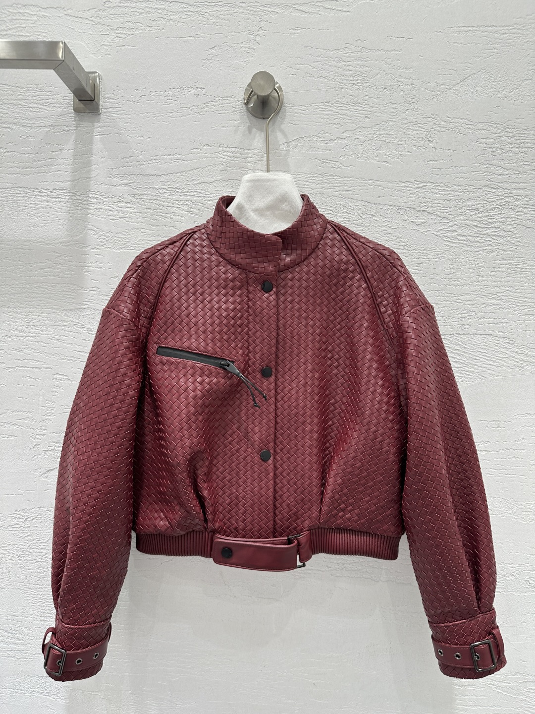 NO:892034,Highly recommended original quality Bot*ega veneta26 early spring new product, the same heavy craftsmanship handmade motorcycle jacket style woven jacket for European and American stars!  Top high-end goods!  Purchase the original version and customize it!  Exclusive top quality imported sheepskin!  The original customized cut is positioned as a hand-woven finished product, perfect luxury craftsmanship!  High-end and fashionable!  The classic motorcycle stand-up collar has a loose fit, making the upper body look slimmer!  A versatile item that can be either sweet or salty, the perfect workmanship depends on the details!  Six colors SML.00. M size bust 104, dropped shoulder sleeve length 68, dress length 47., Bottega Veneta-clothing,bottega veneta,jackets & coats,jackets & coats,sheepskin,19860909爆单推荐原单品质Bot*ega veneta26早春新品 欧美明星同款重工艺手工机车夹克款编织外套！顶级高端货！原版购入开版定制！独家顶级进口 绵羊皮！原版定制裁片定位手工编织成品,完美奢华工艺！高级又时髦！经典机车小立领宽松版型,上身巨显瘦！可甜可盐气质百搭单品,完美做工品质看细节！六色SML.00. M码胸围104,落肩袖长68,衣长47.,葆蝶家-服装,bottega veneta,jackets & coats,jackets & coats,sheepskin,,Women's clothing