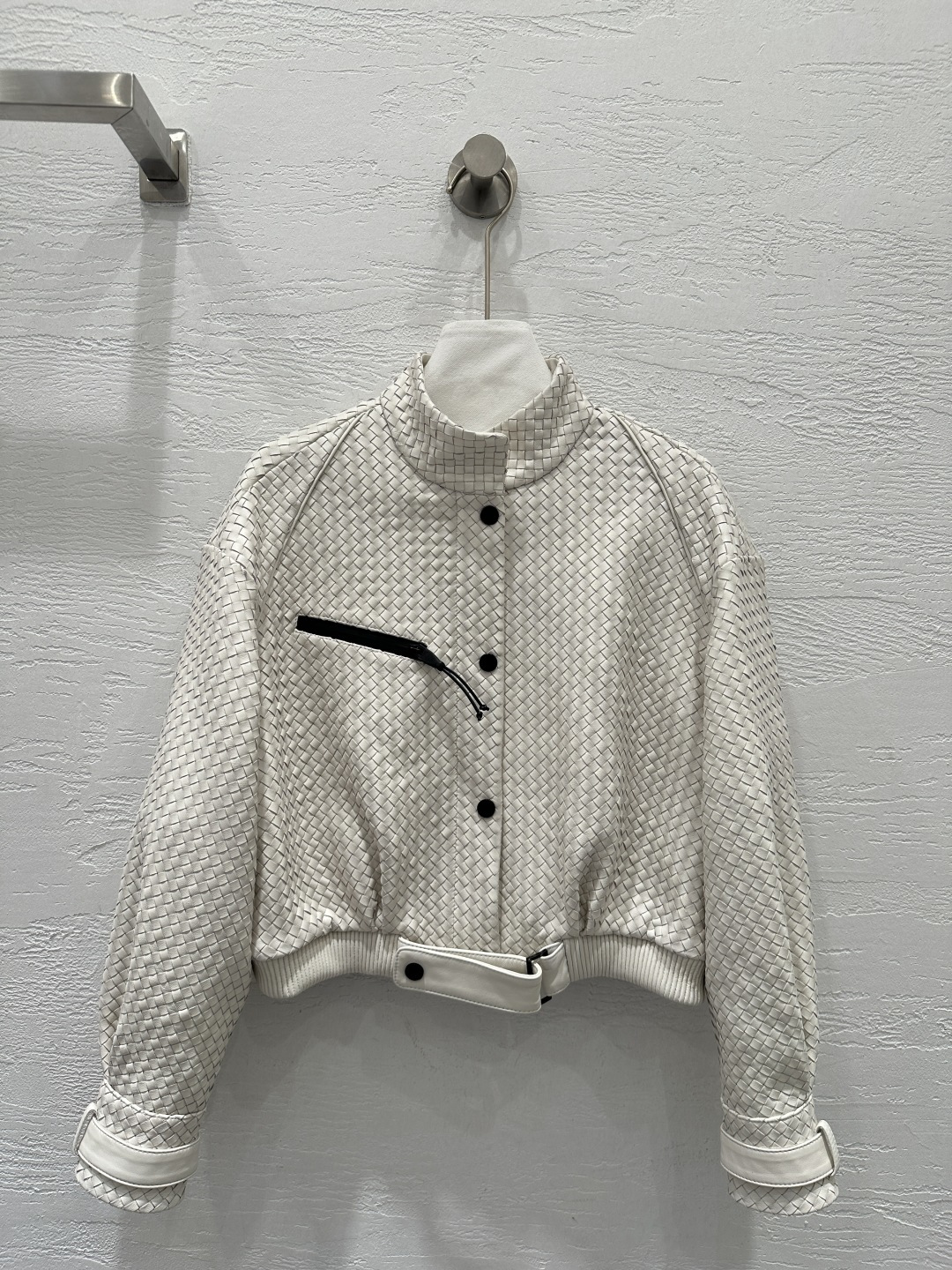 NO:638854,Highly recommended original quality Bot*ega veneta26 early spring new product, the same heavy craftsmanship handmade motorcycle jacket style woven jacket for European and American stars!  Top high-end goods!  Purchase the original version and customize it!  Exclusive top quality imported sheepskin!  The original customized cut is positioned as a hand-woven finished product, perfect luxury craftsmanship!  High-end and fashionable!  The classic motorcycle stand-up collar has a loose fit, making the upper body look slimmer!  A versatile item that can be either sweet or salty, the perfect workmanship depends on the details!  Six-color SML M size bust 104, dropped shoulder sleeve length 68, dress length 47., Bottega Veneta - Clothing, bottega veneta, jackets & coats, jackets & coats, sheepskin, alexander wang19860909爆单推荐原单品质Bot*ega veneta26早春新品 欧美明星同款重工艺手工机车夹克款编织外套！顶级高端货！原版购入开版定制！独家顶级进口 绵羊皮！原版定制裁片定位手工编织成品,完美奢华工艺！高级又时髦！经典机车小立领宽松版型,上身巨显瘦！可甜可盐气质百搭单品,完美做工品质看细节！六色SML M码胸围104,落肩袖长68,衣长47.,葆蝶家-服装,bottega veneta,jackets & coats,jackets & coats,sheepskin,alexander wang,Women's clothing