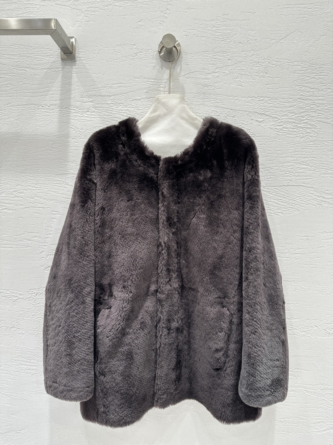 NO:676700,The exclusive first release of high-quality Maxm*ra25 new autumn and winter products imported Spanish purebred merino fur one-piece coat!  The plush texture is super soft to the touch. The classic round neck silhouette and mid-length version perfectly interpret the simple and elegant high-end fashion sense!  The upper body is elegant, sassy and handsome!  Thick fur, super warm, no bloat, super love, perfect workmanship, quality, look at the details!  Three-color SML. M size bust 120, dropped shoulder sleeve length 73, dress length 74., Maxmara-Clothing,19860909独家首发高端品质Maxm*ra25秋冬新品 进口西班牙纯种美丽奴皮毛一体大衣！毛绒绒的质感手感超柔.经典圆领廓形中长款版型完美演绎简约大气的高级时髦感！上身气质优雅又飒又帅！厚实皮毛 超级保暖 拒绝臃肿超级大爱完美做工品质看细节！三色SML. M码胸围120,落肩袖长73,衣长74.,麦丝玛拉-服装,,Women's clothing