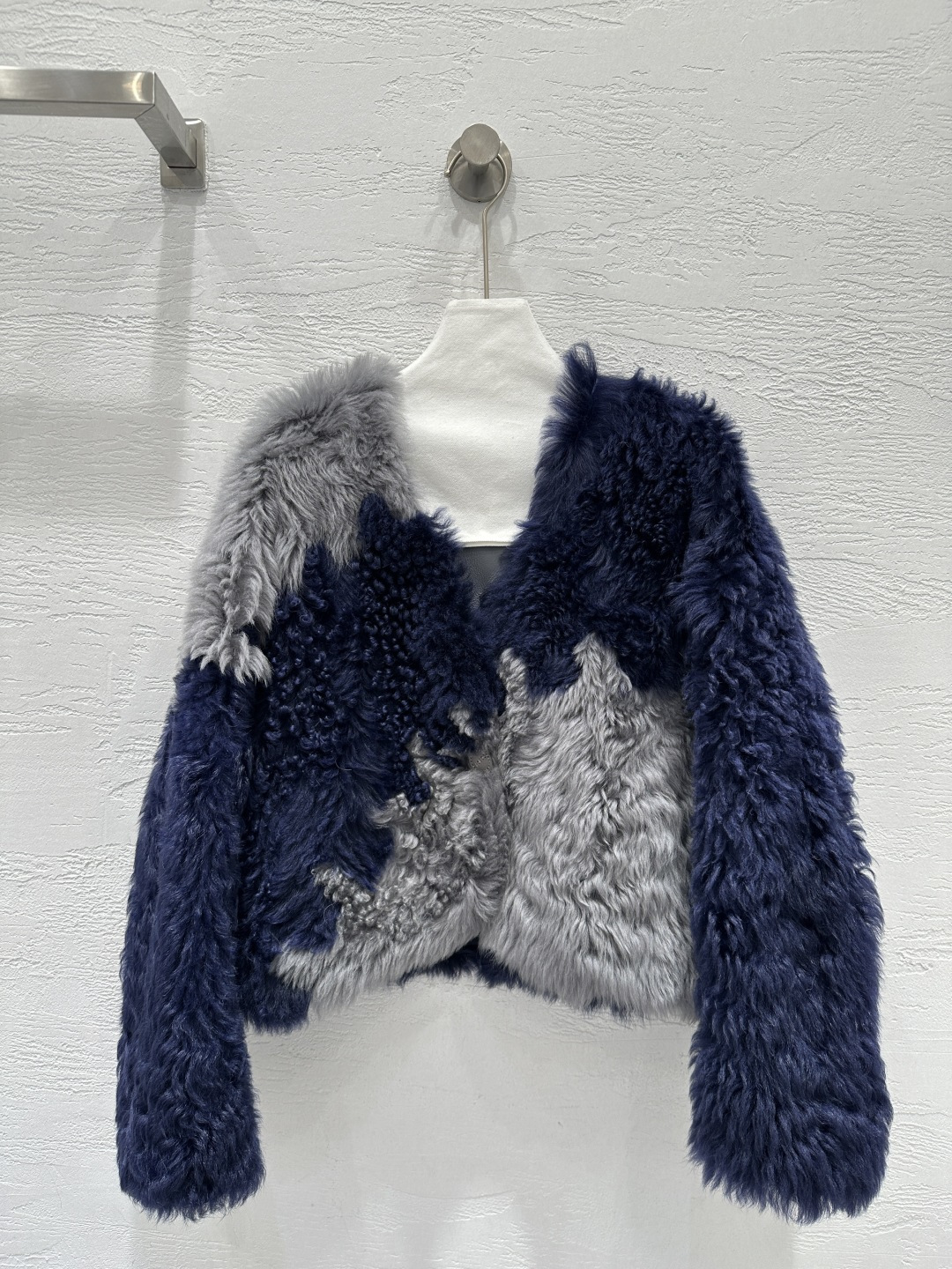 NO:660487,The exclusive first release of high-quality Fend*25 new autumn and winter products imported Tuscan fur one-piece contrasting casual jacket!  Natural hair feels dense and fine!  The fashionable V-neck jacket has a sweet and salty shape!  Contrasting color matching design style, the upper body has an age-reducing and casual girlish temperament. The minimalist style is advanced and fashionable!  The fur side faces the outer skin and the leather side faces in, perfect for verification of pure handicraft details!  The dyeing process is exquisite!  The texture is unbeatable!  The loose version keeps you warm and refuses to be bulky. I love the perfect workmanship and the quality. Look at the details!  Two-color SML. M size bust 108, dropped shoulder sleeve length 74, dress length 53., Fendi-clothing, fendi, fendi, jackets & coats, jackets & coats,  19860909独家首发高端品质Fend*25秋冬新品 进口托斯卡纳皮毛一体撞色休闲外套！天然毛感密实超细腻！时髦V领夹克版型可甜可盐！撞色拼色设计风格,上身减龄休闲少女气质.极简风高级又时髦！毛面朝外皮面朝里完美纯手工艺细节验证！染色工艺技术精湛！质感无敌啦！宽松版的版型,保暖拒绝臃肿超级大爱完美做工品质看细节！两色SML. M码胸围108,落肩袖长74,衣长53.,芬迪-服装,fendi,fendi,jackets & coats,jackets & coats, ,Women's clothing