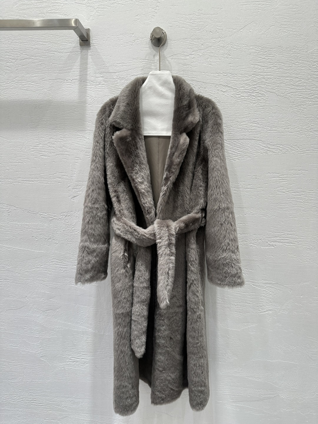 NO:676708,The exclusive first release of high-end quality Brunello Cucin*25 new autumn and winter products imported Spanish purebred merino fur one-piece coat!  The plush texture is super soft to the touch. The same Maillard caramel-colored fur from the show!  The classic lapel silhouette and extra-long version perfectly interpret the simple and elegant high-end fashion sense!  The fur side faces the outer side and the leather side faces in for perfect hemming. Verification of the details of the handmade genuine leather hemming process!  The copper chain is decorated with Italian luxury and minimalist style. The upper body is elegant, sassy and handsome!  The thick fur is super warm and refuses to be bloated. I love the workmanship quality and pay attention to the details!  Two-color SML. M size bust 110, dropped shoulder sleeve length 71, dress length 118., women's clothing, brunello cucinelli,19860909独家首发高端品质BrunelloCucin*25秋冬新品 进口西班牙纯种美丽奴皮毛一体大衣！毛绒绒的质感手感超柔.秀场同款美拉德焦糖色皮草！经典翻领廓形超长款版型完美演绎简约大气的高级时髦感！毛面朝外皮面朝里完美包边纯手工真皮包边工艺细节验证！铜链装饰意式奢华极简风.上身气质优雅又飒又帅！厚实皮毛 超级保暖 拒绝臃肿超级大爱做工品质看细节！两色SML. M码胸围110,落肩袖长71,衣长118.,女装,brunello cucinelli,,Women's clothing