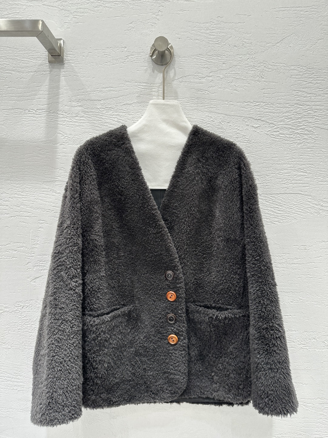 NO:676722,The exclusive first release of high-quality Sch*aparelli 25 new autumn and winter products, imported top-quality Lagon lamb fur one-piece silhouette jacket!  The elegant V-neck design jacket is versatile, fashionable and handsome, and can be worn with any style!  The fur side faces the outer skin and the leather side faces in, perfect for verification of pure handicraft details!  The original open version is customized, and the delicate wool texture creates a gentle and generous sense of luxury!  Keep warm, refuse to be bloated, love the perfect workmanship and look at the details!  Two-color SML. M size bust 120, shoulder width 56, sleeve length 51, dress length 70., saint laurent-clothing, saint laurent, jackets & coats,19860909独家首发高端品质Sch*aparelli25秋冬新品 进口顶级拉贡羊羔毛皮毛一体廓形外套！气质V领设计外套,百搭时髦又帅气上身可甜可盐风格百搭！毛面朝外皮面朝里完美纯手工艺细节验证！原版开版定制,细腻毛质感打造温柔大方的高级感！保暖拒绝臃肿超级大爱完美做工品质看细节！两色SML. M码胸围120,肩宽56,袖长51,衣长70.,圣罗兰-服装,saint laurent,jackets & coats,,Women's clothing