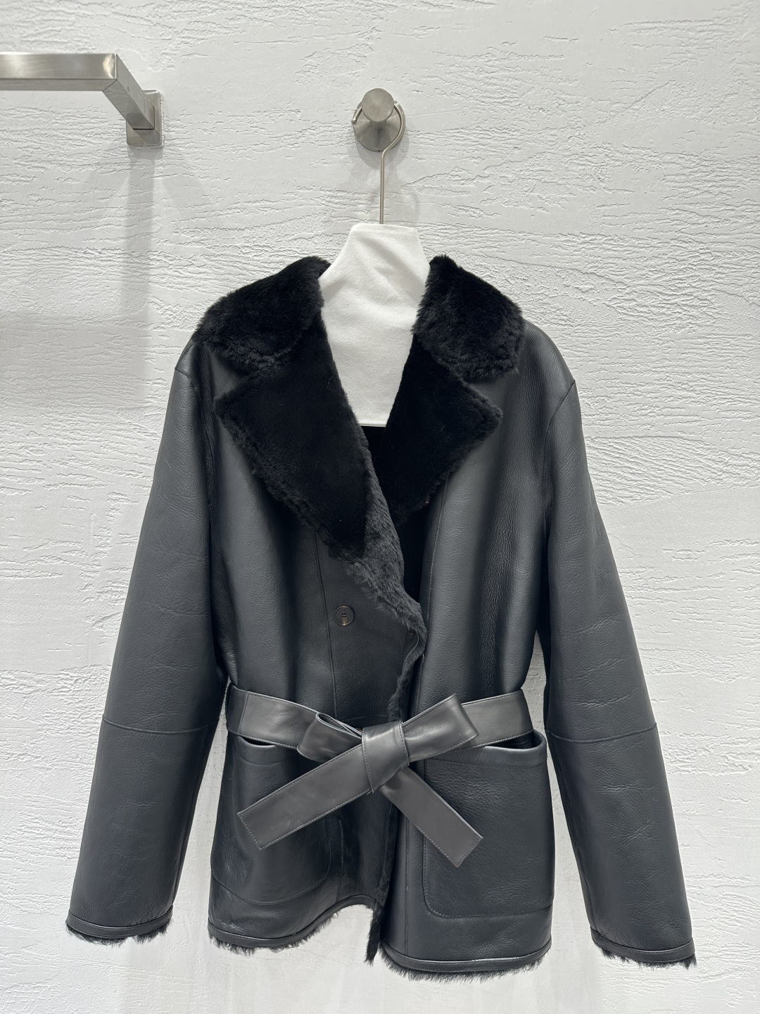 NO:676727,The exclusive first release of high-end original quality Mi*miu25 new autumn and winter product Merino imported fur one-piece jacket!  The classic custom-made double-breasted jacket has a luxurious upper body. It is versatile, fashionable and handsome, and the upper body can be worn with any style!  Flat leather board with perfect pure handicraft details verified!  Belted lapel is high-end and fashionable!  The delicate hair texture creates a gentle and elegant sense of luxury!  Keep warm and refuse to be bulky. The original customized H version is not picky, and the perfect workmanship depends on the details. One color SML. M size bust 112, shoulder width 48, sleeve length 61, clothing length 70., Miumiu-clothing, miumiu, jackets & coats, jackets & coats,19860909独家首发高端原单品质Mi*miu25秋冬新品 美利奴进口皮毛一体夹克外套！经典定制双排扣夹克版型上身奢华大气.百搭时髦又帅气上身可甜可盐风格百搭！平整皮板完美纯手工艺细节验证！系腰带翻领高级又时尚！细腻毛质感打造温柔大方的高级感！保暖拒绝臃肿 原版定制H版型不挑人穿,完美做工品质看细节.一色SML. M码胸围112,肩宽48,袖长61,衣长70.,缪缪-服装,miumiu,jackets & coats,jackets & coats,,Women's clothing