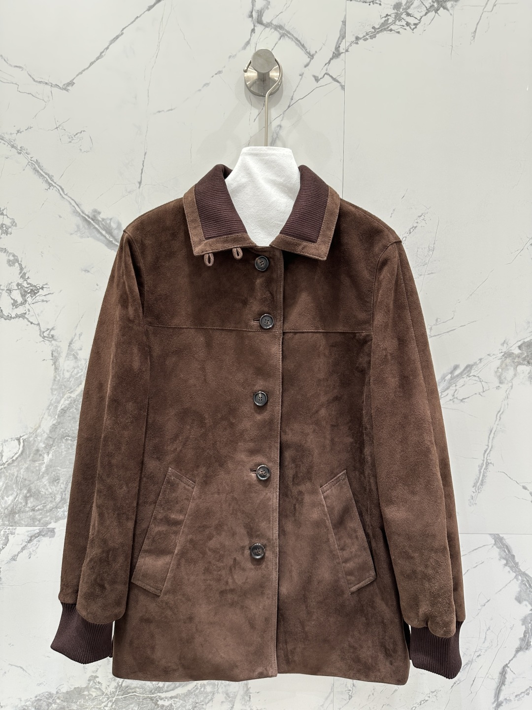 NO:660495,The exclusive first release of high-end original quality Lo* Piana25 new autumn and winter equestrian knight-style leather jacket!  Exclusively customized 18-needle fine knitted lining, soft and comfortable. Imported suede suede craftsmanship ~ a relaxed old-money style outfit!  The imported suede lambskin feels great!  The spliced ​​wool rib collar is low-key, luxurious and elegant. The classic version is versatile and easy to wear, and the perfect workmanship depends on the details!  Three colors SML. M size bust 106, shoulder width 40, sleeve length 61, dress length 73., women's clothing, jackets & coats, sheepskin, chamois leather,  19860909独家首发高端原单品质Lo* Piana25秋冬新品 马术骑士风真皮外套！独家定制18针细腻针织里衬软糯舒适.进口麂皮绒面工艺～松弛感的老钱风穿搭！进口麂皮绒小羊皮质感超赞！拼接羊毛罗纹领低调奢华气质优雅.经典版型百搭不挑人上身,完美做工品质看细节！三色SML. M码胸围106,肩宽40,袖长61,衣长73.,女装,jackets & coats,sheepskin,chamois leather, ,Women's clothing