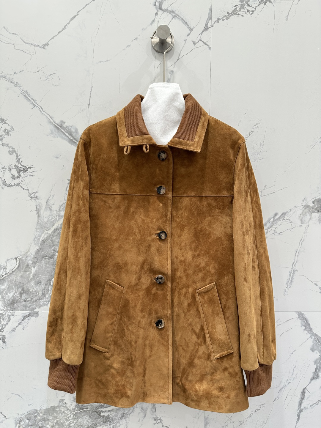 NO:755469,Exclusive first release of high-end original quality Lo* Piana equestrian knight-style leather jacket!  Exclusively customized 18-needle fine knitted lining, soft and comfortable. Imported suede suede craftsmanship ~ a relaxed old-money style outfit!  The imported suede lambskin feels great!  The spliced ​​wool rib collar is low-key, luxurious and elegant. The classic version is versatile and easy to wear, and the perfect workmanship depends on the details!  Three colors SML. M size bust 106, shoulder width 40, sleeve length 61, dress length 73., women's clothing, jackets & coats, sheepskin, chamois leather,19860909独家首发高端原单品质Lo* Piana 马术骑士风真皮外套！独家定制18针细腻针织里衬软糯舒适.进口麂皮绒面工艺～松弛感的老钱风穿搭！进口麂皮绒小羊皮质感超赞！拼接羊毛罗纹领低调奢华气质优雅.经典版型百搭不挑人上身,完美做工品质看细节！三色SML. M码胸围106,肩宽40,袖长61,衣长73.,女装,jackets & coats,sheepskin,chamois leather,,Women's clothing