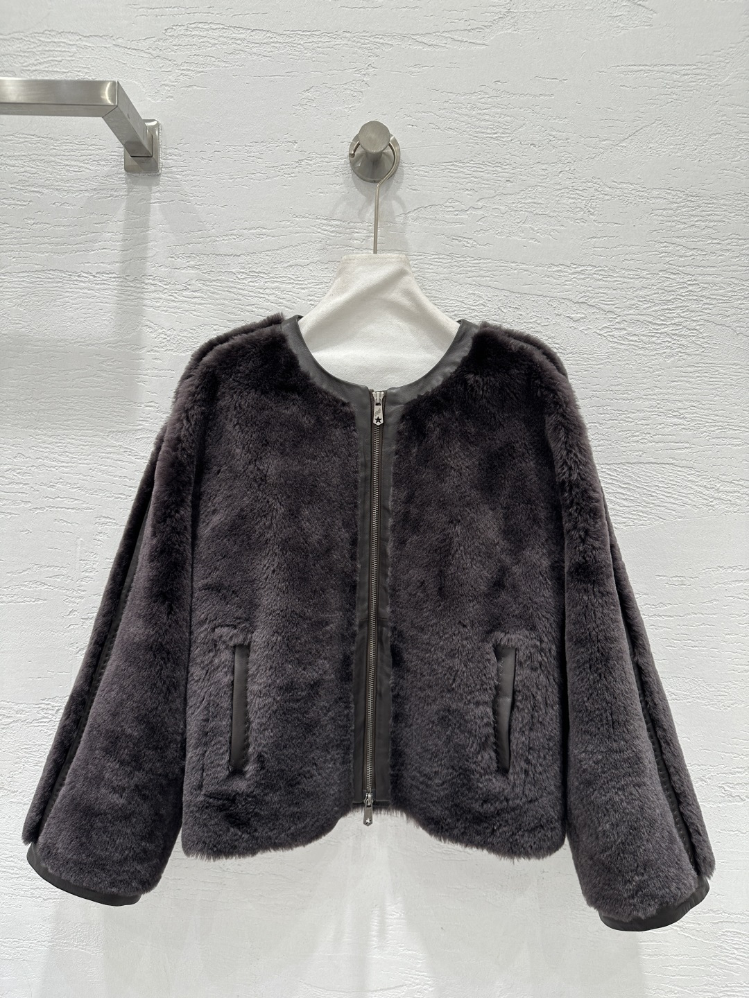 NO:660489,The exclusive first release of high-quality Maxm*ra25 new autumn and winter products imported Spanish purebred merino fur one-piece coat!  The plush texture is super soft to the touch. The classic round neck silhouette and mid-length version perfectly interpret the simple and elegant high-end fashion sense!  The upper body made of tribute needle craft is elegant, sassy and handsome!  Thick fur, super warm, no bloat, super love, perfect workmanship, quality, look at the details!  Four colors SML. M size bust 110, dropped shoulder sleeve length 69, dress length 55., Maxmara-Clothing,  19860909独家首发高端品质Maxm*ra25秋冬新品 进口西班牙纯种美丽奴皮毛一体大衣！毛绒绒的质感手感超柔.经典圆领廓形中长款版型完美演绎简约大气的高级时髦感！贡针工艺上身气质优雅又飒又帅！厚实皮毛 超级保暖 拒绝臃肿超级大爱完美做工品质看细节！四色SML. M码胸围110,落肩袖长69,衣长55.,麦丝玛拉-服装, ,Women's clothing