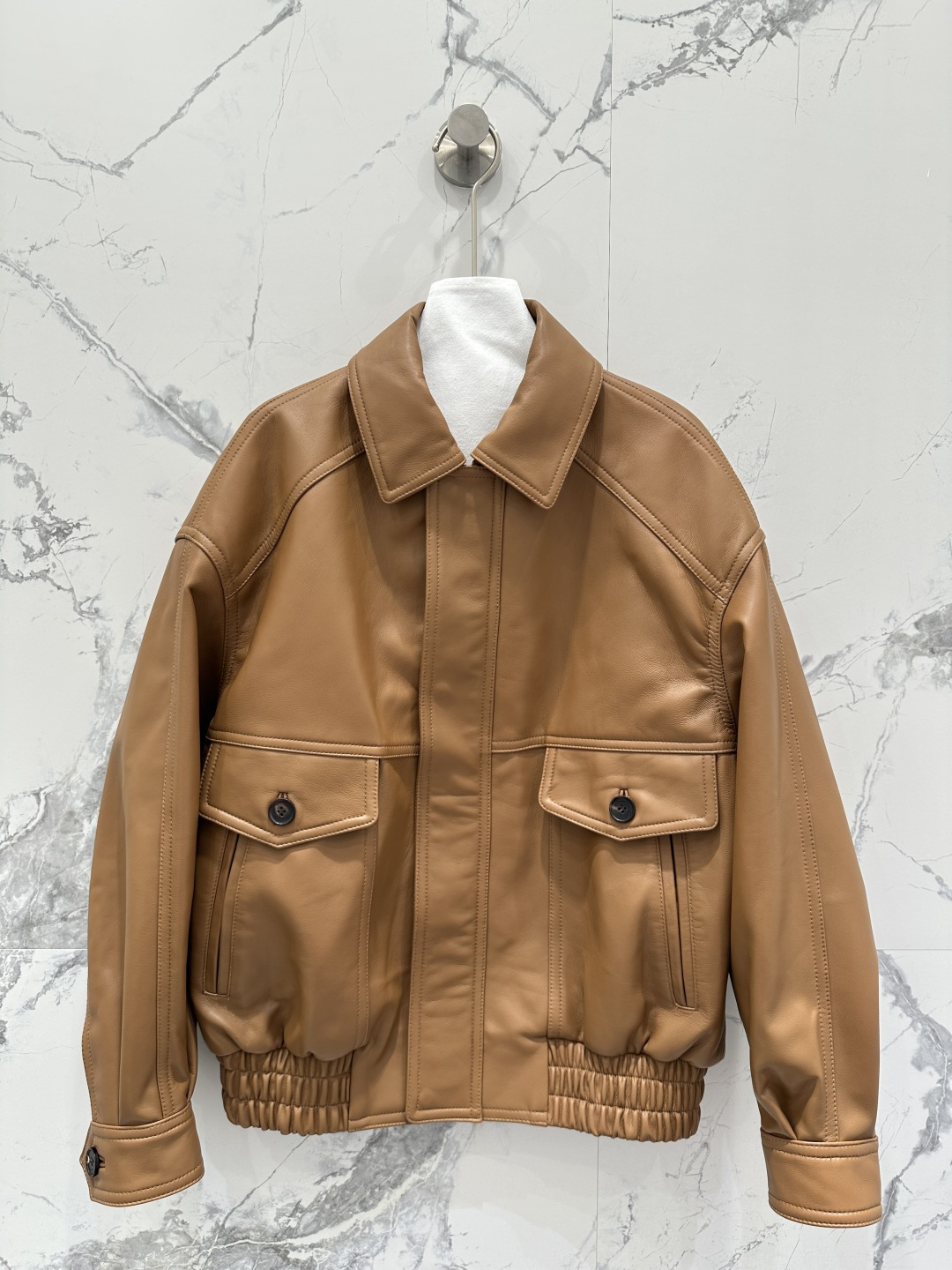 NO:639332,The exclusive first release of high-end original quality Sain*Laurent26 early spring new product Song Jia's same top lambskin motorcycle jacket!  Couple style for men and women!  Original purchase!  The custom leather is super delicate!  The elegant small lapel style is chic and high-end!  It can be handsome or turn into a girly girl in seconds. Imported New Zealand lambskin. Original customized wide version, versatile and easy to wear, super genuine imported original horn buckle. Perfect workmanship, quality depends on the details!  Three colors S-XL M size bust 118, dropped shoulder sleeve length 74, dress length 62., saint laurent-clothing, saint laurent, saint laurent, jackets & coats, sheepskin, alexander wang19860909独家首发高端原单品质Sain*Laurent26早春新品 宋佳同款顶级小羊皮机车夹克！男女同款情侣款！原版购入！定制皮质超级细腻！气质小翻领版型又飒又高级！可以帅气也可以秒变软妹纸.进口新西兰小羊皮.原版定制阔版版型百搭不挑人上身超级正进口原版牛角扣.完美做工品质看细节！三色S-XL M码胸围118,落肩袖长74,衣长62.,圣罗兰-服装,saint laurent,saint laurent,jackets & coats,sheepskin,alexander wang,Women's clothing