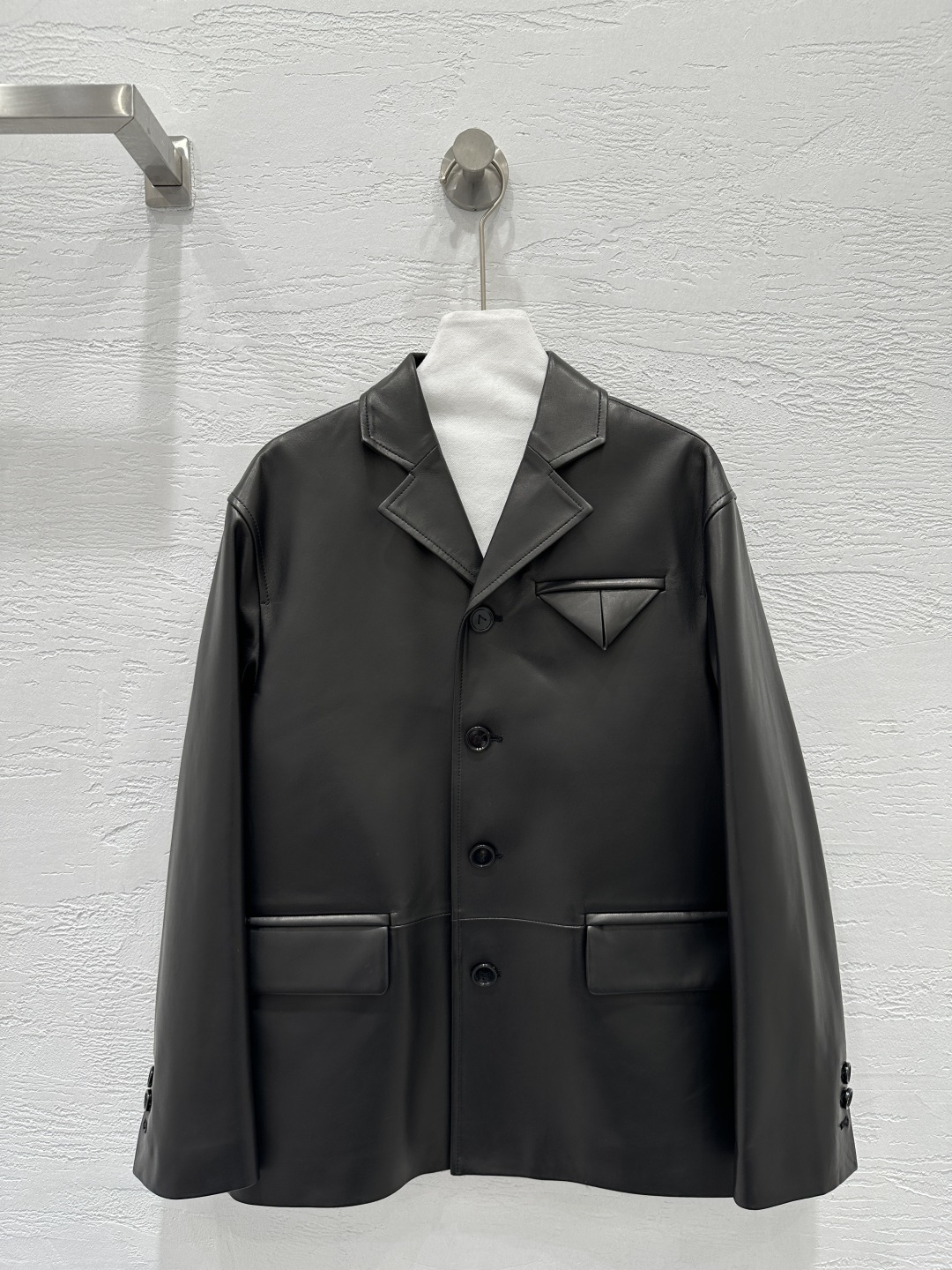 NO:639330,Exclusive first release of high-end original quality Bot*ega veneta26 early spring new product retro modern fashionable suit leather jacket!  Triangular pocket suit collar silhouette design!  The three-dimensional tailoring looks like a simple version but super heavy work!  The top-grade imported lambskin is wide and tangible, and the leather feels oily, soft and delicate!  Retro American classic, super favorite!  A classy and stylish high-end item, the perfect workmanship depends on the details!  One color SML M size bust 102, shoulder width 45, sleeve length 57, dress length 68., Bottega Veneta-clothing,bottega veneta,jackets & coats,leather jacket,business suit,sheepskin,alexander wang19860909独家首发高端原单品质Bot*ega veneta26早春新品 复古摩登时髦西装皮衣大外套！三角口袋西装领廓型设计！立体剪裁看似简单版型超重工！顶级进口小羊皮挺阔有形,皮质肉感油润柔软又细腻！复古美式经典超级大爱！又A又飒的高级单品,完美做工品质看细节！一色SML M码胸围102,肩宽45,袖长57,衣长68.,葆蝶家-服装,bottega veneta,jackets & coats,leather jacket,business suit,sheepskin,alexander wang,Women's clothing