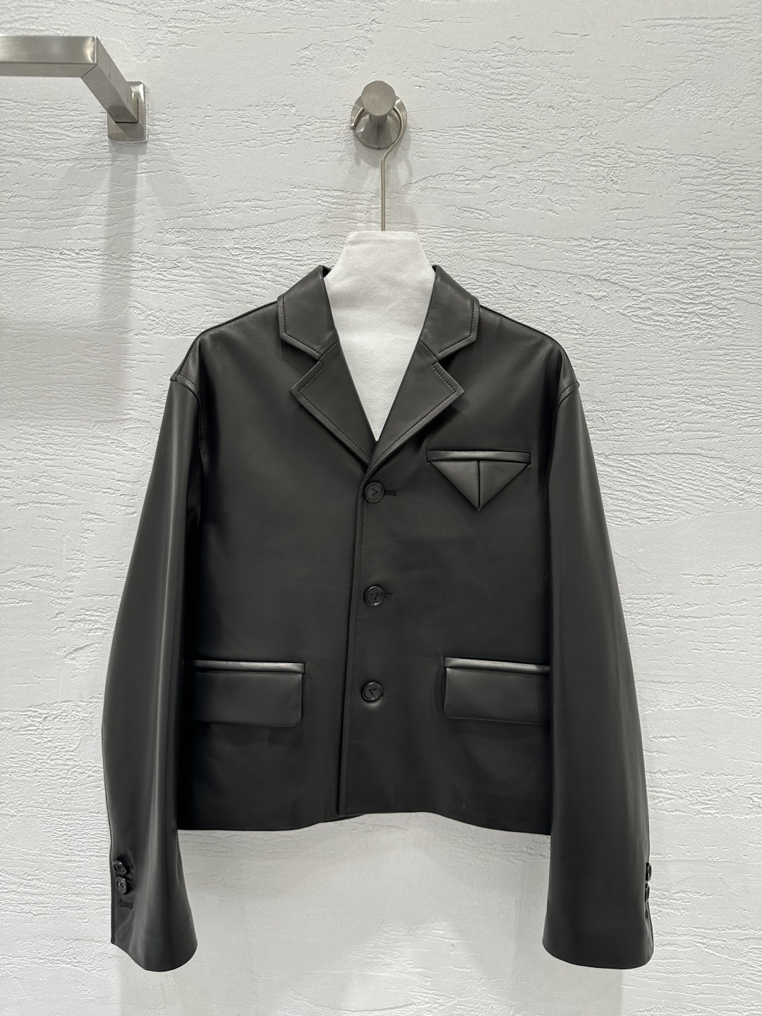 NO:639328,The exclusive first release of high-end original quality Bot*ega veneta26 early spring new product Xiaobai's same retro modern fashionable leather jacket and small coat!  Triangle pocket suit collar short design!  The three-dimensional tailoring looks like a simple version but super heavy work!  Top-grade imported lambskin, the leather feels oily, soft and delicate!  Retro American classic, super favorite!  A classy and stylish high-end item, the perfect workmanship depends on the details!  One color SML M size bust 100, shoulder width 44, sleeve length 59, dress length 55., Bottega Veneta-clothing,bottega veneta,jackets & coats,jackets & coats,leather jacket,business suit,sheepskin,alexander wang19860909独家首发高端原单品质Bot*ega veneta26早春新品 小白同款复古摩登时髦夹克皮衣小外套！三角口袋西装领短款设计！立体剪裁看似简单版型超重工！顶级进口小羊皮,皮质肉感油润柔软又细腻！复古美式经典超级大爱！又A又飒的高级单品,完美做工品质看细节！一色SML M码胸围100,肩宽44,袖长59,衣长55.,葆蝶家-服装,bottega veneta,jackets & coats,jackets & coats,leather jacket,business suit,sheepskin,alexander wang,Women's clothing