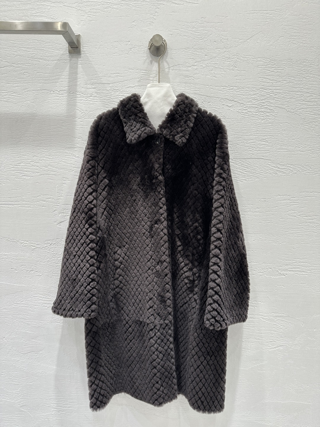 NO:660490,Exclusive first launch of high-quality Bot*ega veneta25 new fall and winter product, lapel merino fur all-in-one long fur coat!  Classic lapel design, new cutting technology, low-key luxury!  The classic casual design is handsome, elegant and refined, perfectly interpreting the modern and advanced temperament goddess. The perfect workmanship quality depends on the details!  Three colors SML. M size bust 106, dropped shoulder sleeve length 74, dress length 102., Bottega Veneta-Clothing,bottega veneta,jackets & coats, 19860909独家首发高端品质Bot*ega veneta25秋冬新品 翻领美丽奴皮毛一体长款皮草外套！经典翻领设计,剪花新工艺剪裁低调的奢华感！经典的休闲版型设计帅气优雅又精致,完美演绎摩登高级的气质女神.完美做工品质看细节！三色SML. M码胸围106,落肩袖长74,衣长102.,葆蝶家-服装,bottega veneta,jackets & coats, ,Women's clothing