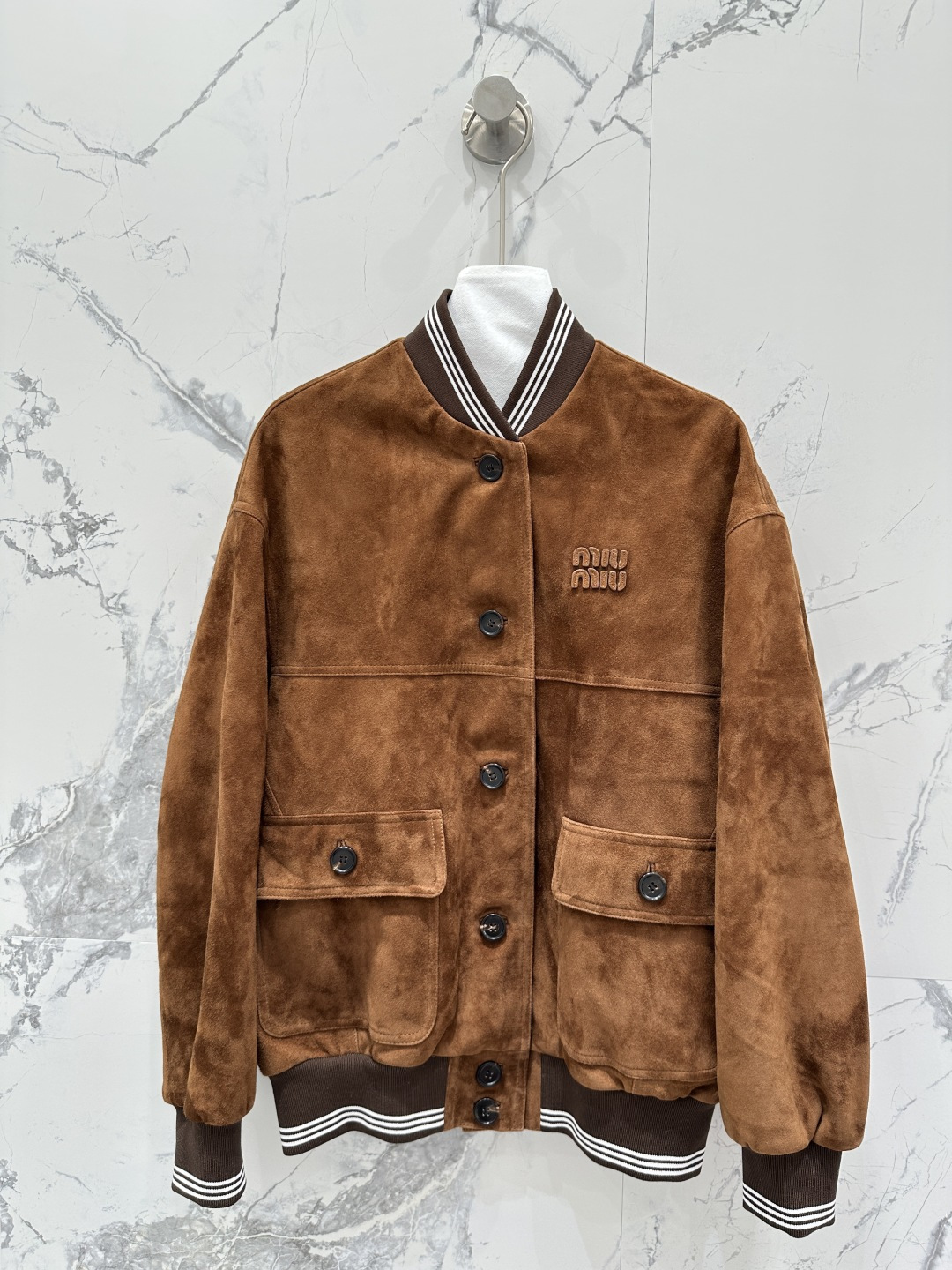 NO:661364,The exclusive first release of high-end original quality Mium*u26 early spring new product Zhao Jinmai's same style exclusive customized suede suede craftsmanship retro color suede work jacket leather jacket!  Miu girls can show off their beauty!  Sweet girl’s age-reducing girlish style workwear pocket design!  The classic loose fit is versatile and slimming!  Imported suede lambskin, positioning embroidered letter logo, a sweet and cool must-have item for fashionable girl's wardrobe. For perfect workmanship, the quality depends on the details!  One color SML. Size M bust 110, shoulder width 50, sleeve length 55, clothing length 65.,Miumiu-clothing,miumiu,jackets & coats,jackets & coats,leather jacket,sheepskin,chamois leather, 19860909独家首发高端原单品质Mium*u26早春新品 赵今麦同款独家定制麂皮绒面工艺复古色系麂皮绒工装夹克皮衣外套！Miu系少女可露丽风！甜妹减龄少女风气质工装口袋设计！经典宽松版型百搭又显瘦！进口麂皮绒小羊皮,定位贴皮刺绣字母logo,甜酷的时髦少女衣橱必备气质单品.完美做工品质看细节！一色SML. M码胸围110,肩宽50,袖长55,衣长65.,缪缪-服装,miumiu,jackets & coats,jackets & coats,leather jacket,sheepskin,chamois leather, ,Women's clothing