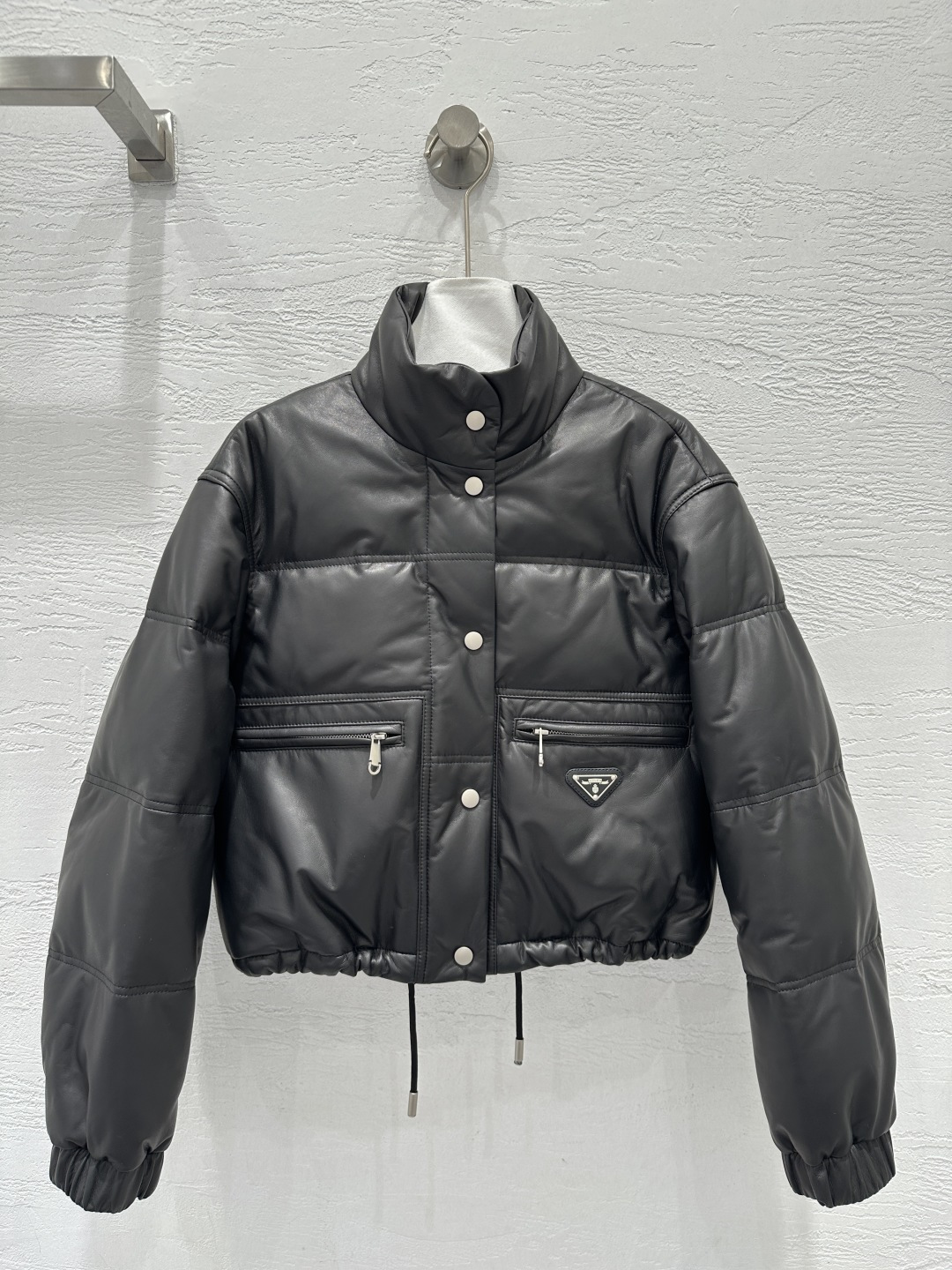 NO:662563,The exclusive first release of high-end original quality Pr*da25 new autumn and winter products, sheepskin quilted genuine leather down jacket. The texture of imported lambskin is invincible!  National standard imported 95 white goose down filling!  Customized small stand-up collar, elastic waist and short version design!  Stylish and handsome, the tone is A and sassy!  The original customized three-dimensional tailoring has a high-end feel. It can be mixed with sweet or salty and looks great!  Perfect workmanship quality depends on the details!  One color S-XL. Size S bust 11, shoulder width 45, sleeve length 55, dress length 50., Prada - clothing, prada, jackets & coats, down jacket, sheepskin,  19860909独家首发高端原单品质Pr*da25秋冬新品 羊皮绗缝真皮羽绒外套.进口小羊皮质感无敌！国标进口95白鹅绒填充！定制小立领松紧腰短款版型设计！时髦帅气的调调又A又飒！原版定制立体剪裁自带高级感,可甜可盐随意搭配超好看！完美做工品质看细节！一色S-XL. S码胸围11,肩宽45,袖长55,衣长50.,普拉达-服装,prada,jackets & coats,down jacket,sheepskin, ,Women's clothing