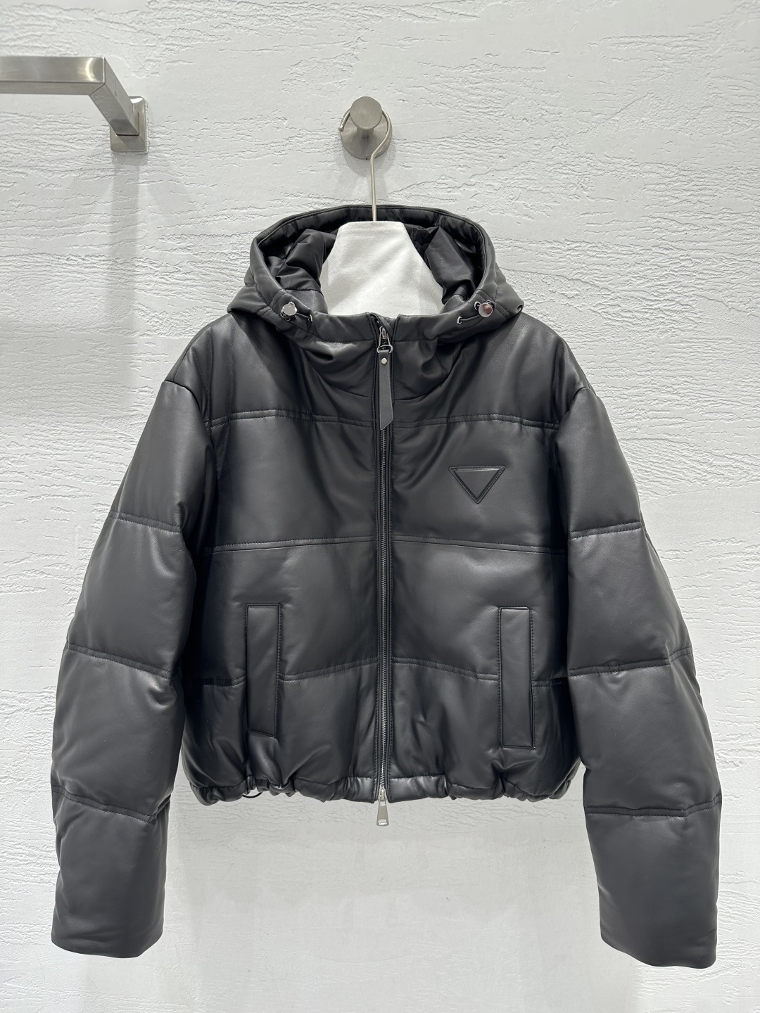 NO:662560,The exclusive first release of high-end original quality Pr*da25 new autumn and winter products, sheepskin quilted genuine leather down jacket. The texture of imported lambskin is invincible!  National standard imported 95 white goose down filling!  Custom hooded, elastic waisted, short fit design!  Stylish and handsome, the tone is A and sassy!  The original customized three-dimensional tailoring has a high-end feel. It can be mixed with sweet or salty and looks great!  Perfect workmanship quality depends on the details!  One color S-XL. M size bust 120, shoulder width 49, sleeve length 56, dress length 55., Prada - clothing, prada, jackets & coats, down jacket, sheepskin, hats,  19860909独家首发高端原单品质Pr*da25秋冬新品 羊皮绗缝真皮羽绒外套.进口小羊皮质感无敌！国标进口95白鹅绒填充！定制连帽松紧腰短款版型设计！时髦帅气的调调又A又飒！原版定制立体剪裁自带高级感,可甜可盐随意搭配超好看！完美做工品质看细节！一色S-XL. M码胸围120,肩宽49,袖长56,衣长55.,普拉达-服装,prada,jackets & coats,down jacket,sheepskin,hats, ,Women's clothing