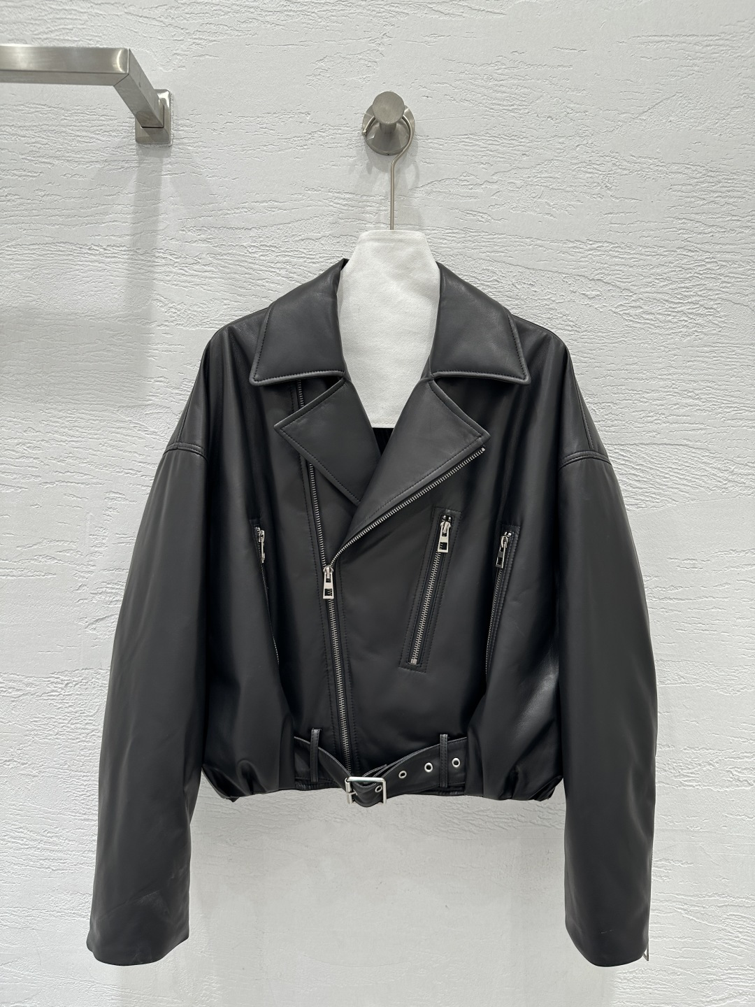 NO:662571,The exclusive first release of high-quality Lo*we25 new autumn and winter products, imported lambskin genuine leather down jackets. The imported lambskin texture is invincible!  National standard imported 90 white goose down filling!  The elegant small lapel motorcycle jacket has a stylish personality!  Customized dropped shoulders and pleated loose-fitting design are handsome and elegant!  The original customized three-dimensional tailoring has a high-end feel. It can be mixed with sweet or salty and looks great!  Perfect workmanship quality depends on the details!  Three colors SML. Size S bust 130, dropped shoulder sleeve length 75, dress length 55., Loewe-clothing, loewe, jackets & coats, jackets & coats, down jacket, sheepskin,  19860909独家首发高端品质Lo*we25秋冬新品 进口小羊皮真皮羽绒夹克外套.进口小羊皮质感无敌！国标进口90白鹅绒填充！气质小翻领机车夹克个性时髦！定制落肩收褶宽松版型设计帅气的调调又A又飒！原版定制立体剪裁自带高级感,可甜可盐随意搭配超好看！完美做工品质看细节！三色SML. S码胸围130,落肩袖长75,衣长55.,罗意威-服装,loewe,jackets & coats,jackets & coats,down jacket,sheepskin, ,Women's clothing