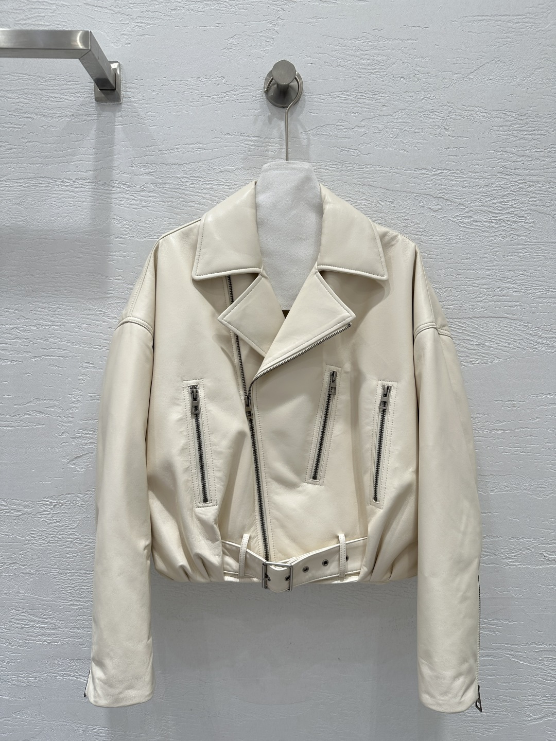 NO:892009,The exclusive first release of high-quality Lo*we25 new autumn and winter products, imported lambskin genuine leather down jackets. The imported lambskin texture is invincible!  National standard imported 90 white goose down filling!  The elegant small lapel motorcycle jacket has a stylish personality!  Customized dropped shoulders and pleated loose-fitting design are handsome and elegant!  The original customized three-dimensional tailoring has a high-end feel. It can be mixed with sweet or salty and looks great!  Perfect workmanship quality depends on the details!  Three colors SML. Size S bust 130, dropped shoulder sleeve length 75, dress length 55., Loewe-clothing, loewe, jackets & coats, jackets & coats, down jacket, sheepskin,19860909独家首发高端品质Lo*we25秋冬新品 进口小羊皮真皮羽绒夹克外套.进口小羊皮质感无敌！国标进口90白鹅绒填充！气质小翻领机车夹克个性时髦！定制落肩收褶宽松版型设计帅气的调调又A又飒！原版定制立体剪裁自带高级感,可甜可盐随意搭配超好看！完美做工品质看细节！三色SML. S码胸围130,落肩袖长75,衣长55.,罗意威-服装,loewe,jackets & coats,jackets & coats,down jacket,sheepskin,,Women's clothing