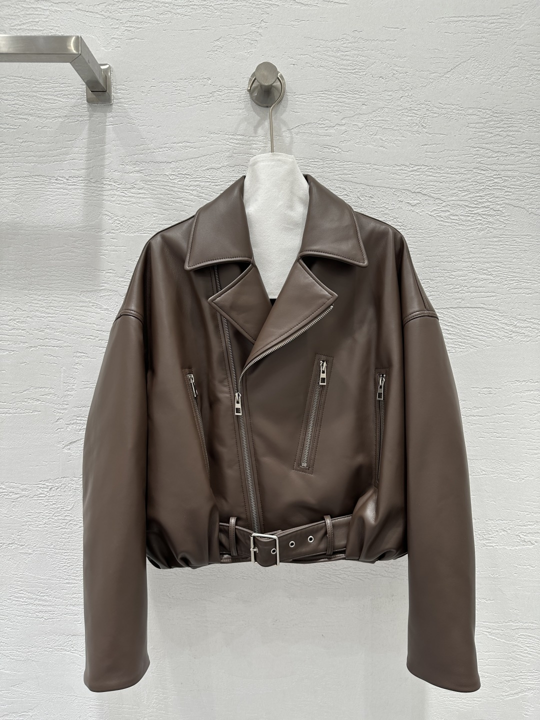 NO:892005,The exclusive first release of high-quality Lo*we25 new autumn and winter products, imported lambskin genuine leather down jackets. The imported lambskin texture is invincible!  National standard imported 90 white goose down filling!  The elegant small lapel motorcycle jacket has a stylish personality!  Customized dropped shoulders and pleated loose-fitting design are handsome and elegant!  The original customized three-dimensional tailoring has a high-end feel. It can be mixed with sweet or salty and looks great!  Perfect workmanship quality depends on the details!  Three colors SML. Size S bust 130, dropped shoulder sleeve length 75, dress length 55., Loewe-clothing, loewe, jackets & coats, jackets & coats, down jacket, sheepskin,19860909独家首发高端品质Lo*we25秋冬新品 进口小羊皮真皮羽绒夹克外套.进口小羊皮质感无敌！国标进口90白鹅绒填充！气质小翻领机车夹克个性时髦！定制落肩收褶宽松版型设计帅气的调调又A又飒！原版定制立体剪裁自带高级感,可甜可盐随意搭配超好看！完美做工品质看细节！三色SML. S码胸围130,落肩袖长75,衣长55.,罗意威-服装,loewe,jackets & coats,jackets & coats,down jacket,sheepskin,,Women's clothing