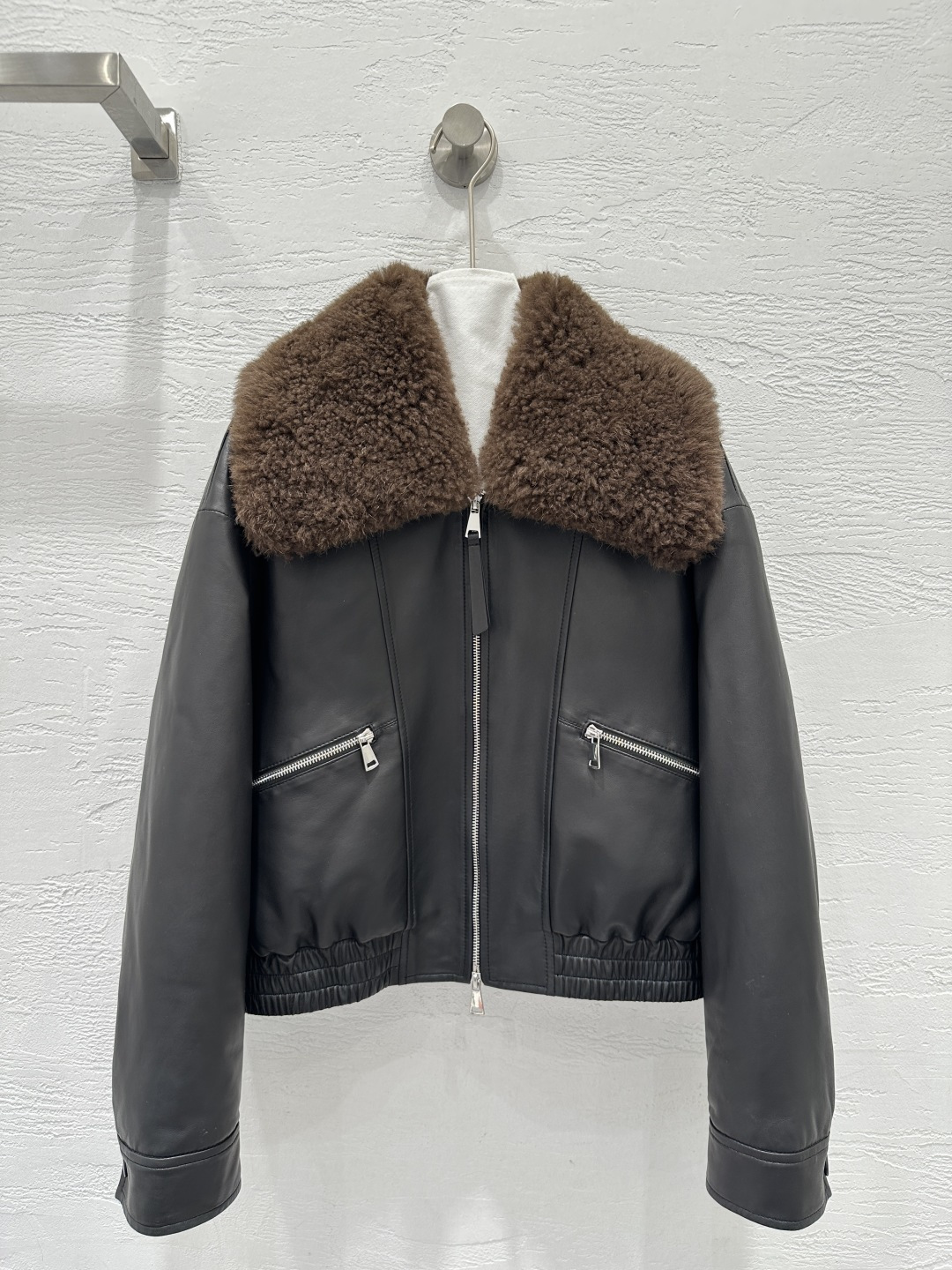 NO:662583,The exclusive first release of high-end original quality Lemair*25 new autumn and winter products, top-quality lambskin and cashmere fur collar jackets and down jackets!  The interior is quilted to keep you warm and not bulky!  Top quality leather is super delicate!  Minimalist tailoring. The detachable ultra-cashmere lapel splicing design is sassy and high-end!  Bai Fumei's must-have fashion item. Imported New Zealand lambskin. 90% white goose down filling inside!  The original customized H version is versatile and does not pick anyone's upper body. It is super perfect and the quality of workmanship depends on the details!  One color S-XL. M size bust 112, shoulder width 53, sleeve length 54, dress length 54., women's clothing, jackets & coats, down jacket, sheepskin,  19860909独家首发高端原单品质Lemair*25秋冬新品 顶级小羊皮山羊绒毛领夹克羽绒服！内里夹棉保暖不臃肿！顶级皮质超级细腻！极简主义剪裁.可脱卸超山羊绒翻领拼接设计又飒又高级！白富美必入时髦单品.进口新西兰小绵羊皮.内里90白鹅绒填充物！原版定制H版型百搭不挑人上身超级正完美做工品质看细节！一色S-XL. M码胸围112,肩宽53,袖长54,衣长54.,女装,jackets & coats,down jacket,sheepskin, ,Women's clothing