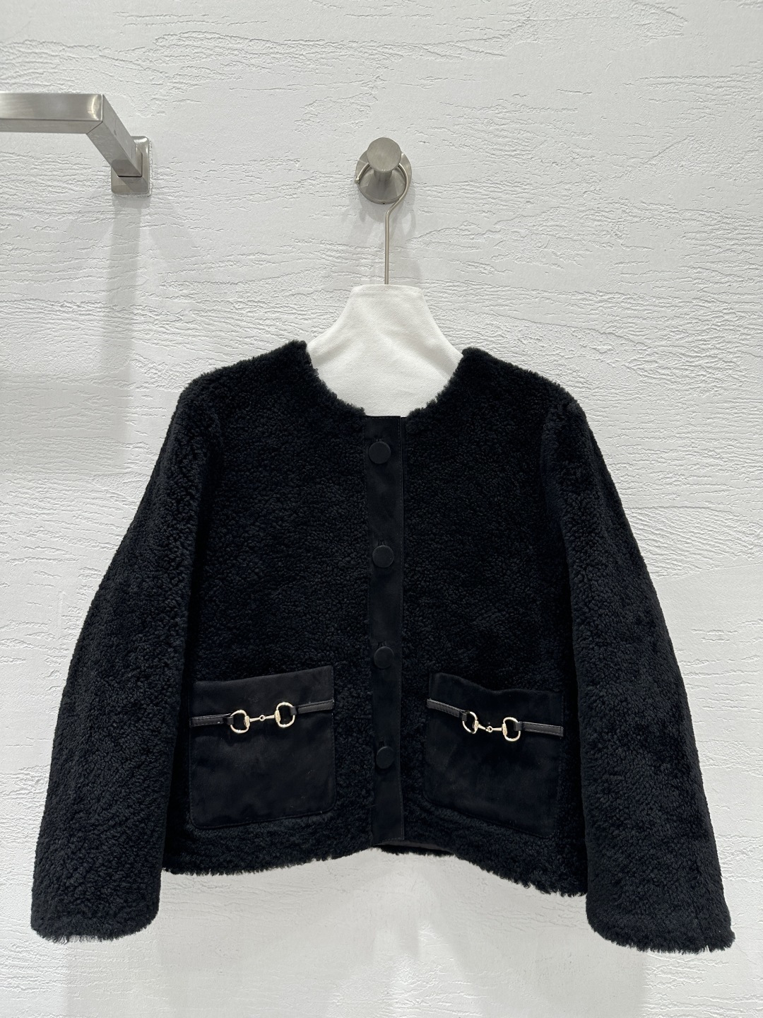 NO:662552,The exclusive first release of high-quality Guc*i25 new autumn and winter products imported Alpine lamb fur one-piece jacket!  Natural dense hair feels super fine!  Classy crew neck jacket!  The classic version is versatile and effortless!  Positioned suede pockets in the same color are fashionable and high-end!  The fur side faces the outer skin and the leather side faces in, perfect for verification of pure handicraft details!  Customized warmth and no bloat, super love the perfect workmanship and quality, look at the details!  One color SML. Size M bust 102, shoulder width 41, sleeve length 50, dress length 51., Gucci-clothing,gucci,gucci,jackets & coats,jackets & coats, 19860909独家首发高端品质Guc*i25秋冬新品 进口阿尔卑斯小羊羔皮毛一体外套！天然密实毛感超细腻！气质圆领夹克！经典版型上身百搭不挑人！定位绒面皮口袋同色时髦又高级！毛面朝外皮面朝里完美纯手工艺细节验证！定制保暖拒绝臃肿,超级大爱完美做工品质看细节！一色SML. M码胸围102,肩宽41,袖长50,衣长51.,古驰-服装,gucci,gucci,jackets & coats,jackets & coats, ,Women's clothing